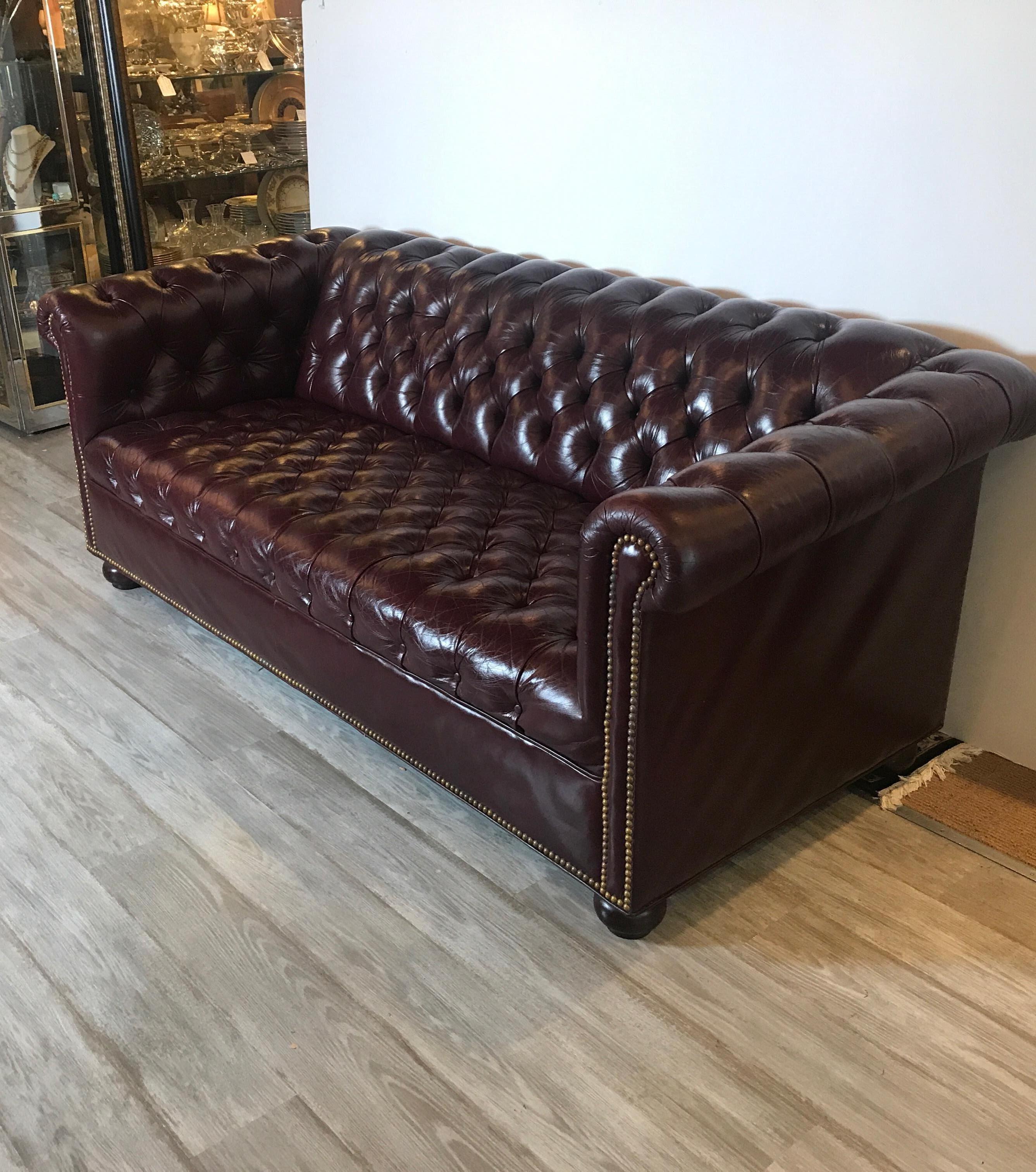 English Leather Chesterfield Sofa In Good Condition In Lambertville, NJ