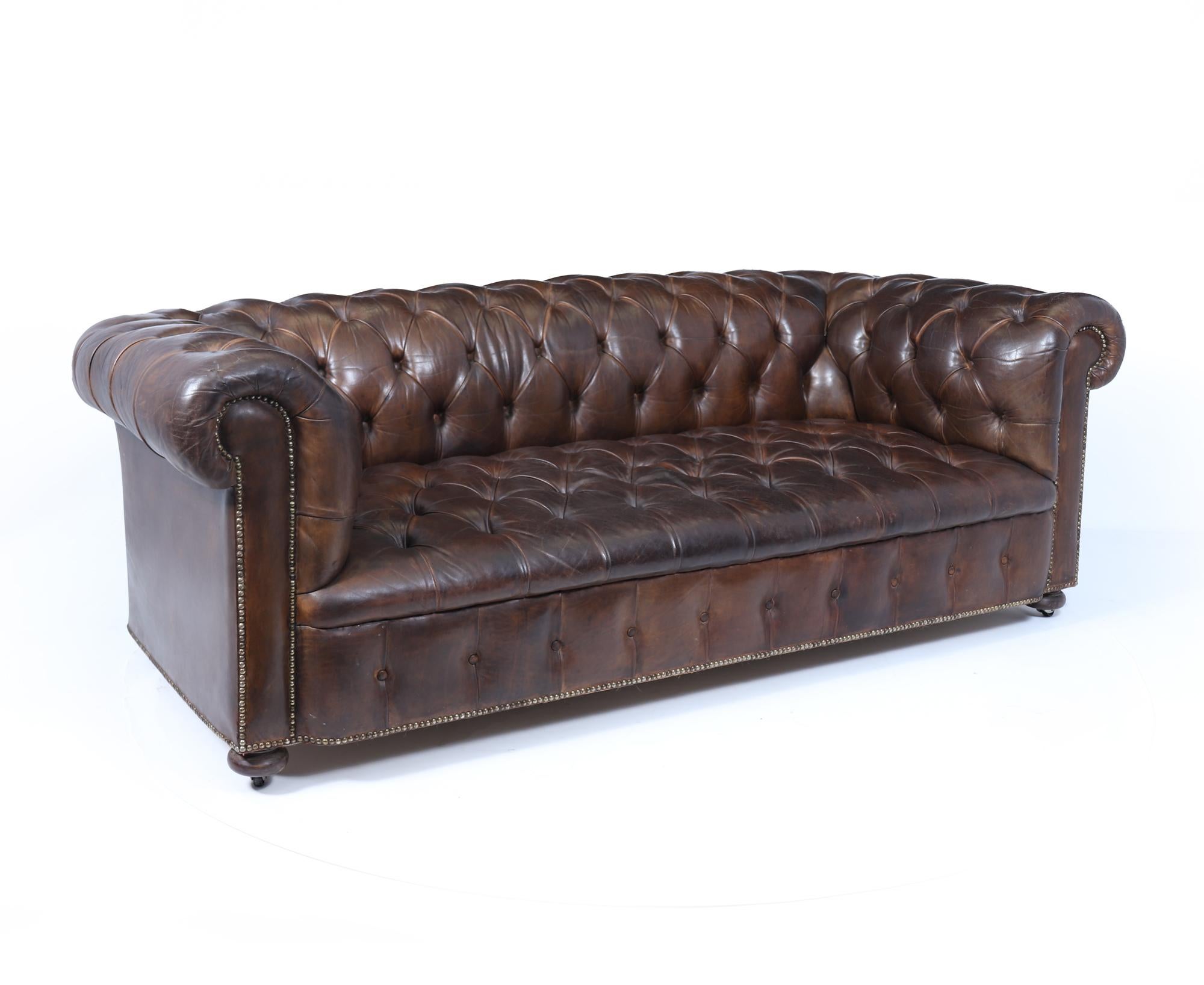 Chesterfield-Sofa aus englischem Leder (Mitte des 20. Jahrhunderts) im Angebot