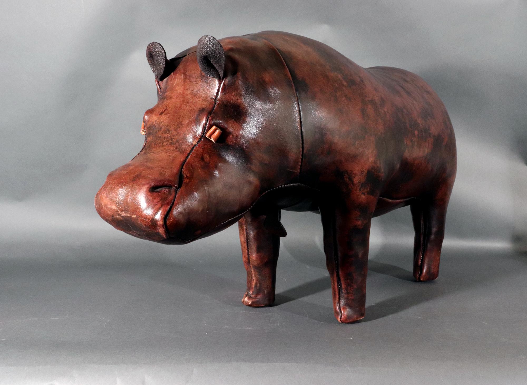Tabouret en cuir vintage Hippopotamus,
Après Dimitri Omersa,
Jancraft,
Années 1960-70

Le pouf ou ottoman en cuir est conçu en forme d'hippopotame dans un beau cuir.    L'hippopotame est si expressif avec ses yeux, ses petites oreilles et sa queue. 