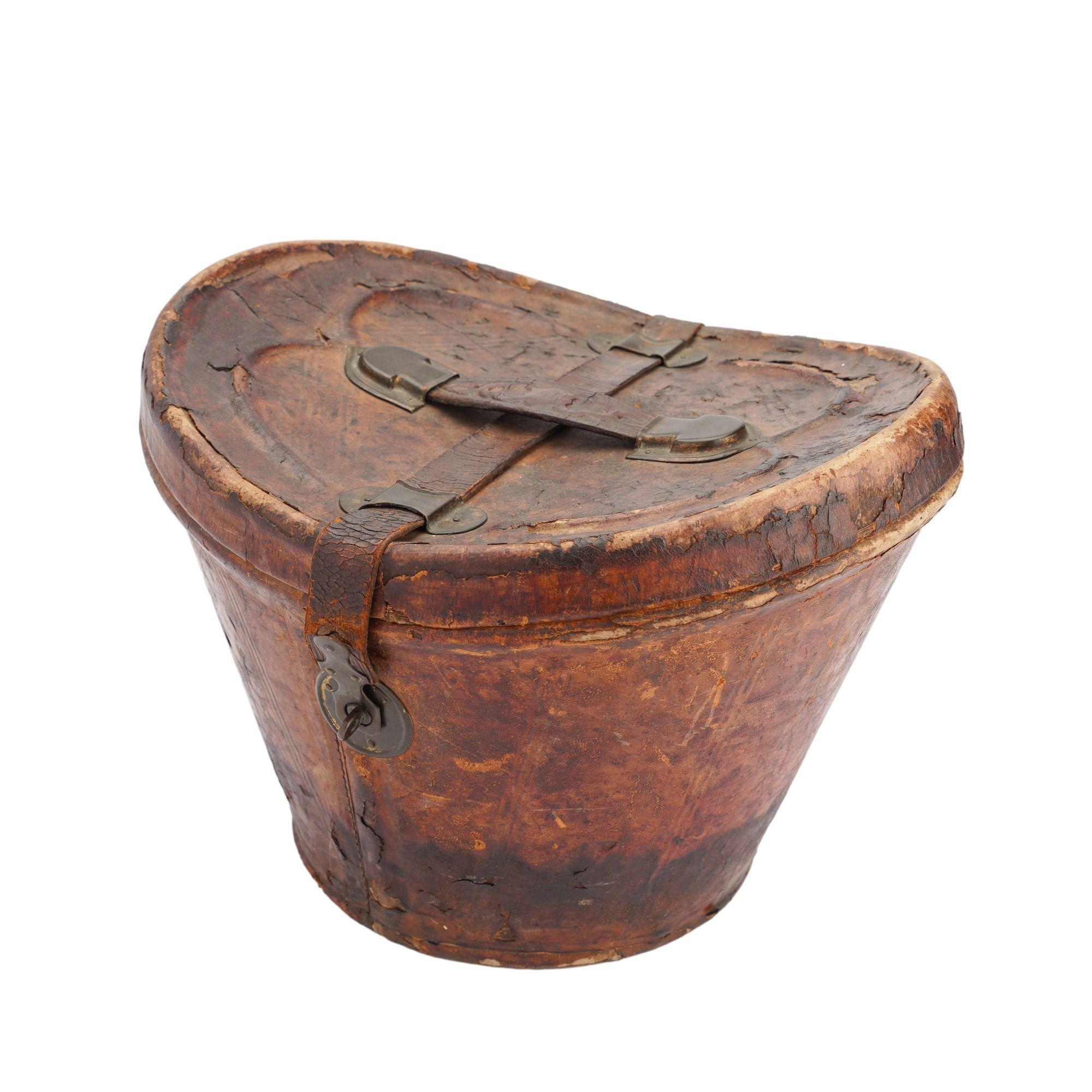 English leather hat box for a man’s wide brim top hat, 1830-40 For Sale 6