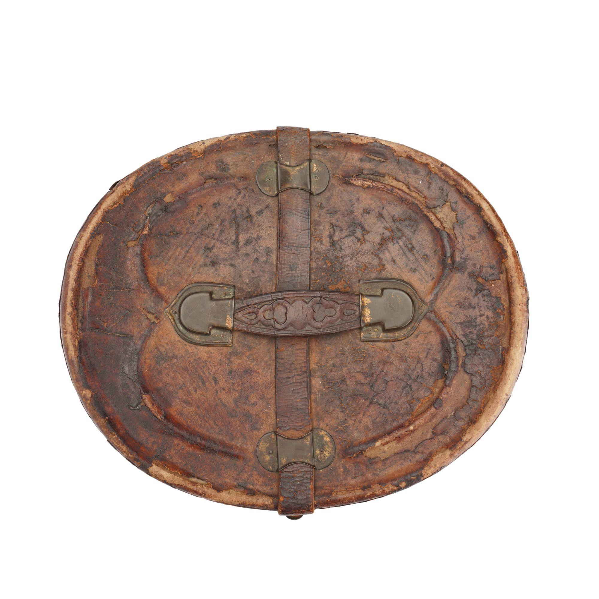English leather hat box for a man’s wide brim top hat, 1830-40 For Sale 7