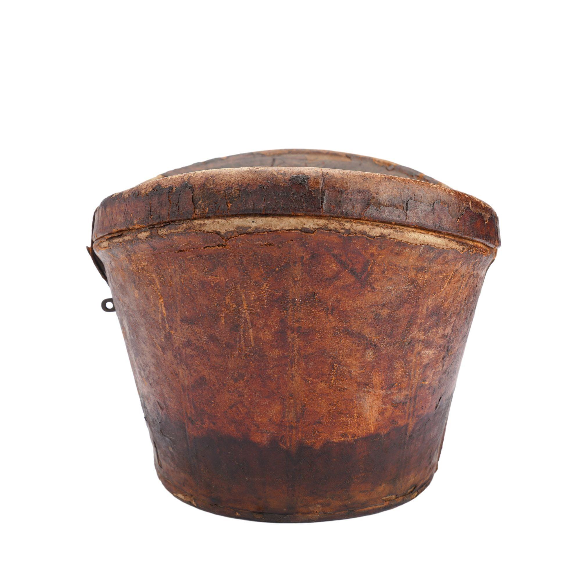 English leather hat box for a man’s wide brim top hat, 1830-40 In Distressed Condition For Sale In Kenilworth, IL