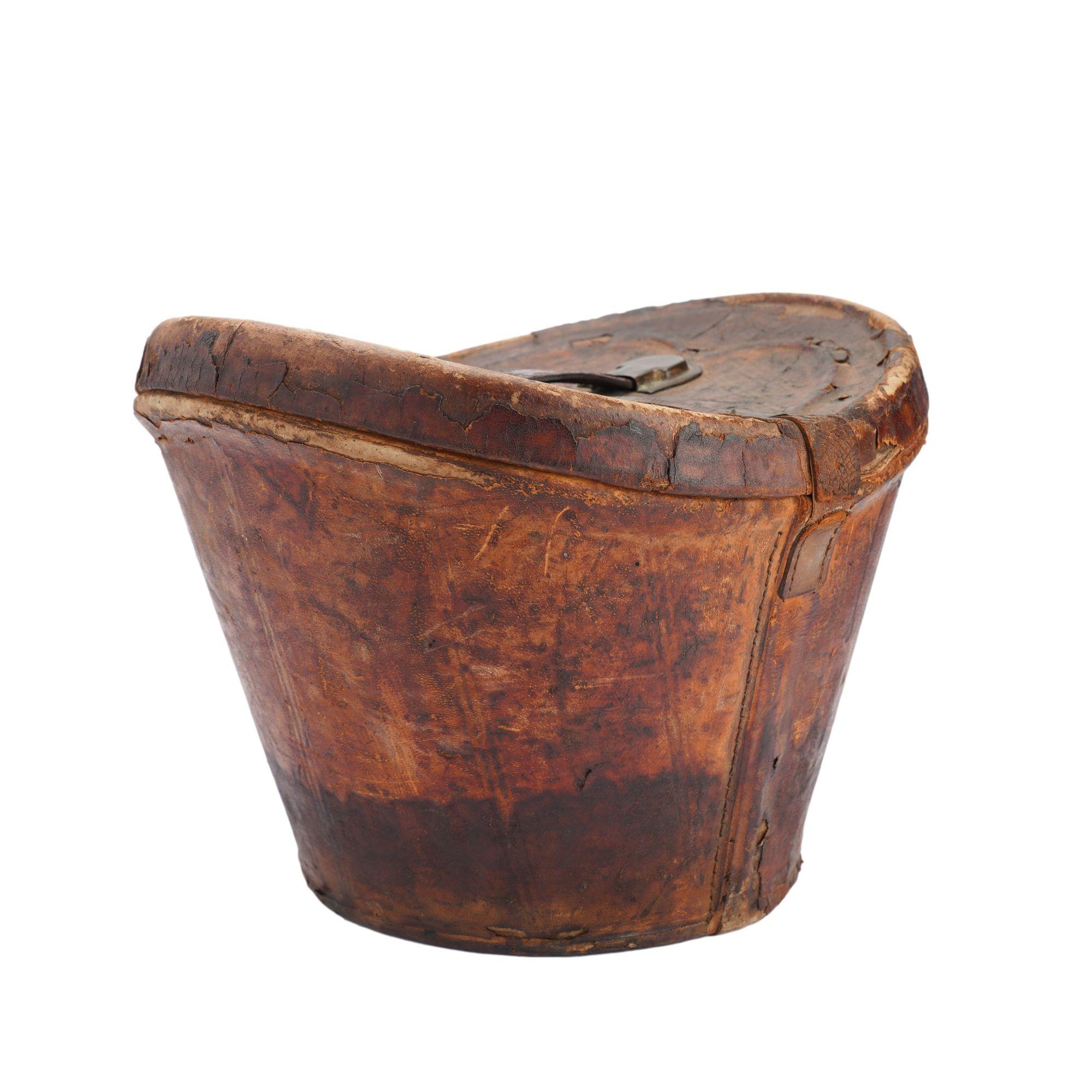 19th Century English leather hat box for a man’s wide brim top hat, 1830-40 For Sale