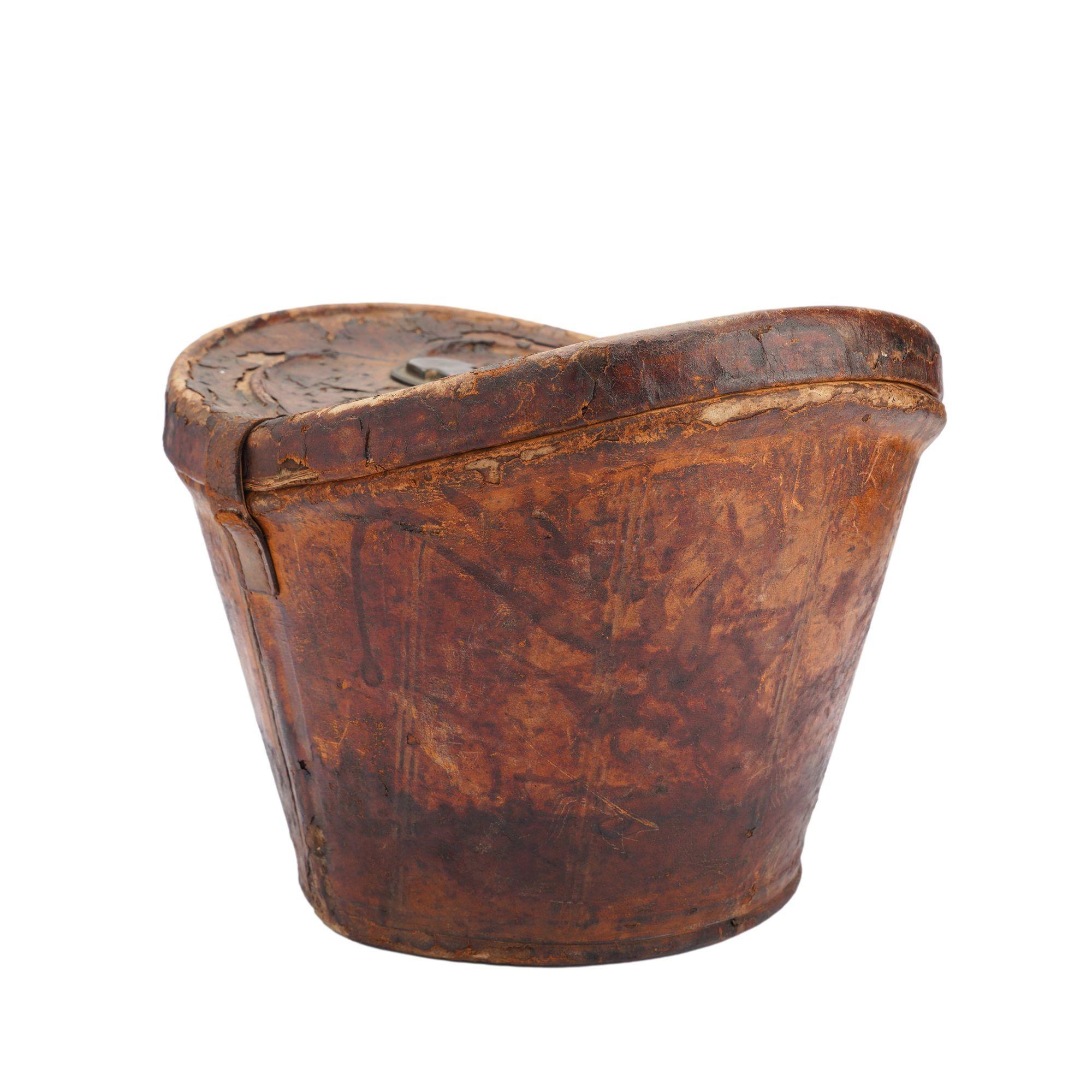 English leather hat box for a man’s wide brim top hat, 1830-40 For Sale 1