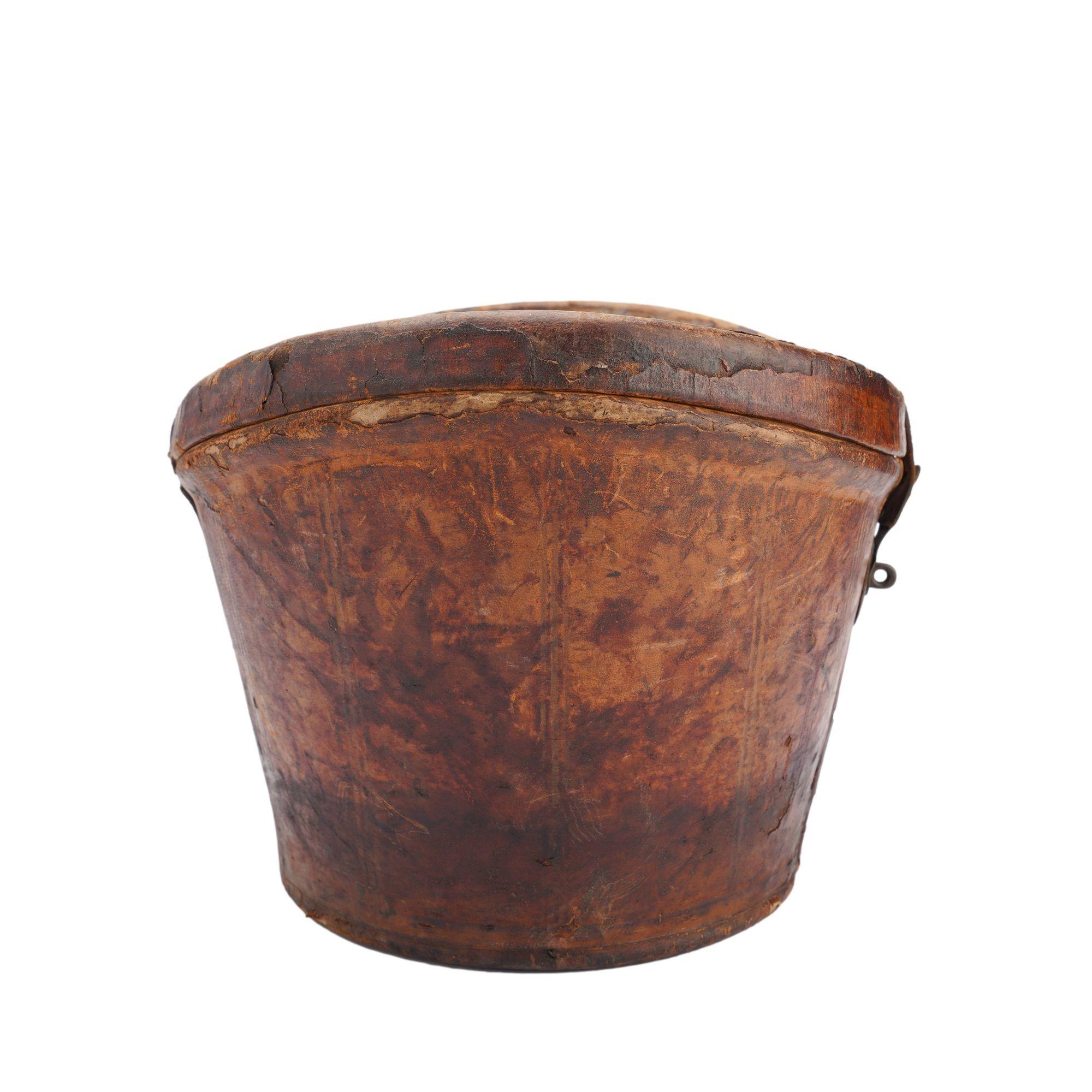 English leather hat box for a man’s wide brim top hat, 1830-40 For Sale 2