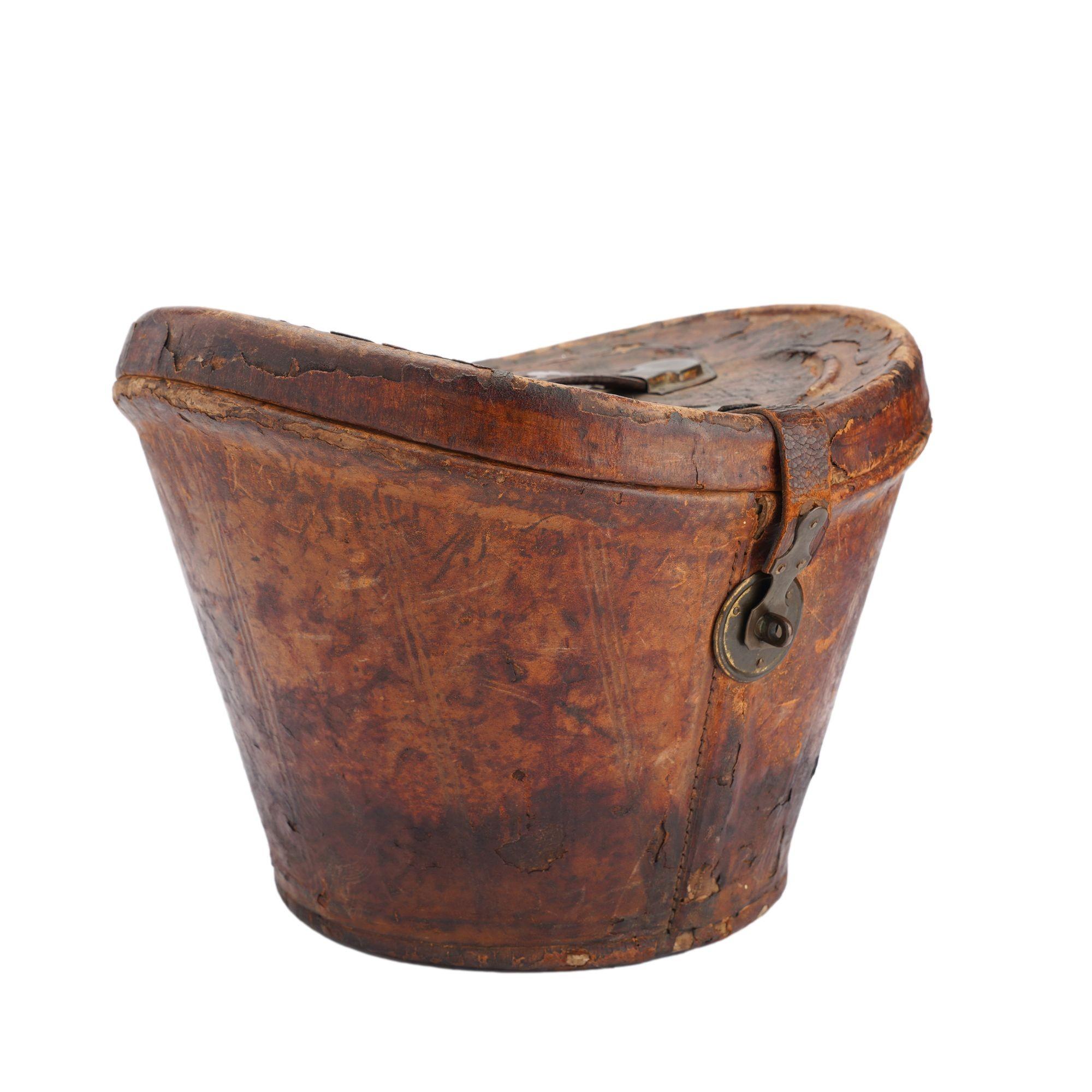 English leather hat box for a man’s wide brim top hat, 1830-40 For Sale 3