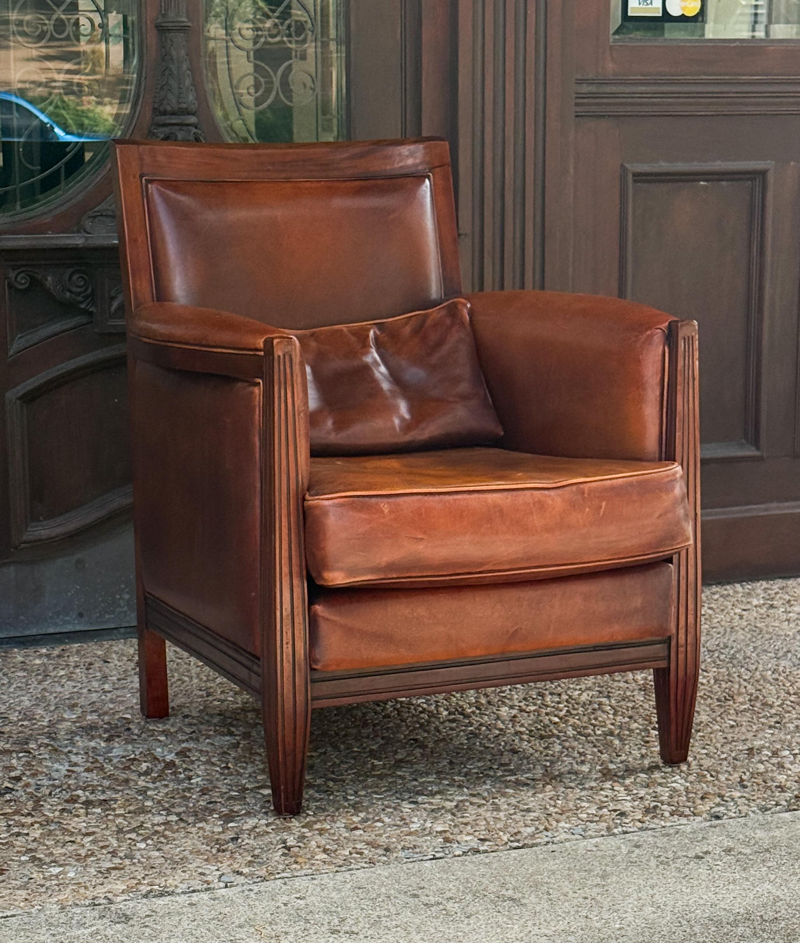 Un bel ensemble de deux chaises de bibliothèque ou de salon anglaises de l'époque Art déco - chaque chaise présentant une silhouette classique de fauteuil club avec une assise profonde, des accoudoirs légèrement incurvés et roulés, et un dossier