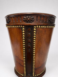 Cestino portacarte in pelle inglese, mogano e ottone con borchie, 1900–1930 circa