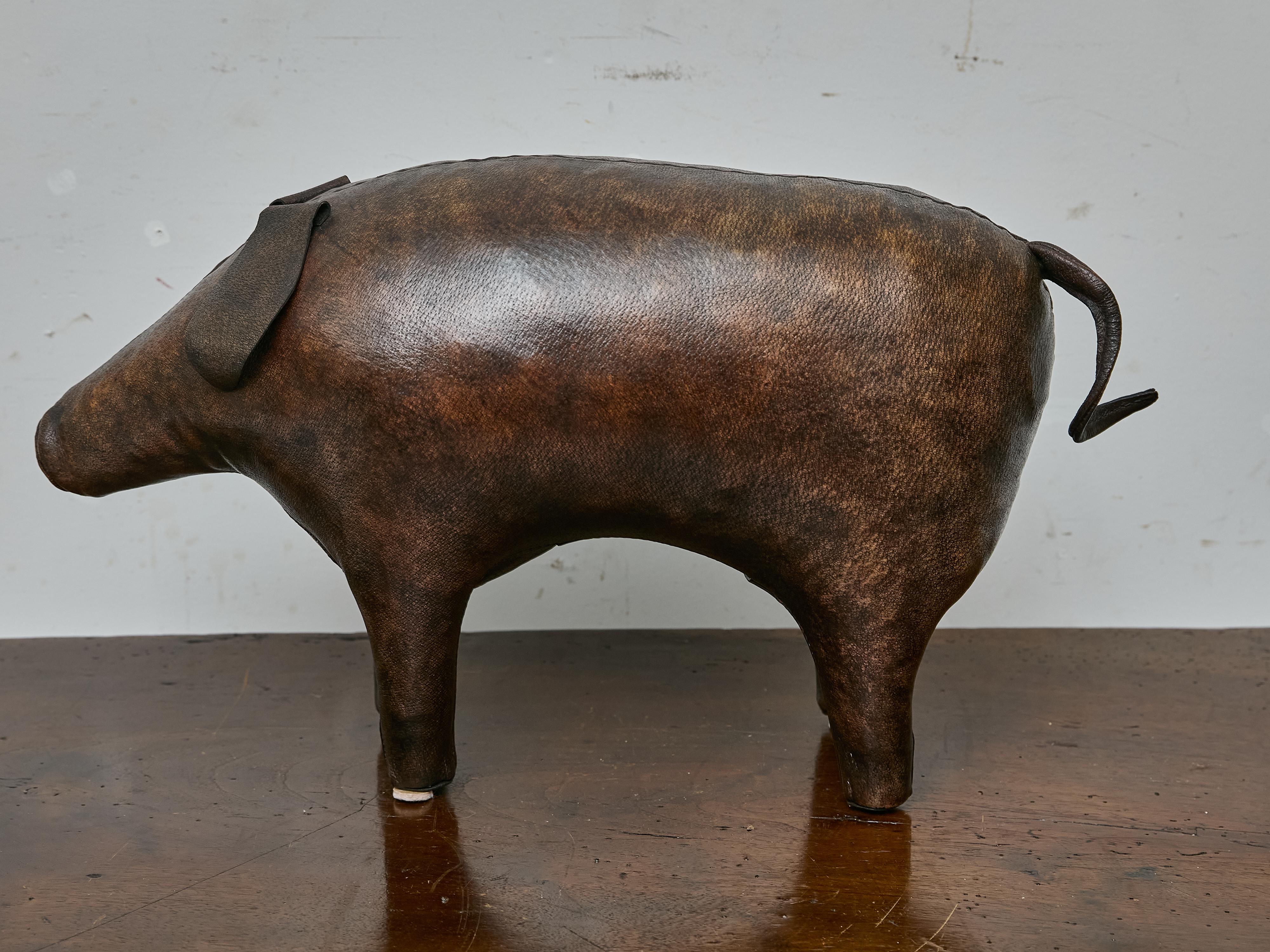Dieser um 1950 gefertigte englische Schweinehocker aus Leder verbindet skulpturalen Charme mit praktischer Funktion, ganz in der Tradition der skurrilen Sitzmöbel in Tierform, die von Herstellern wie Omersa und Liberty of London populär gemacht