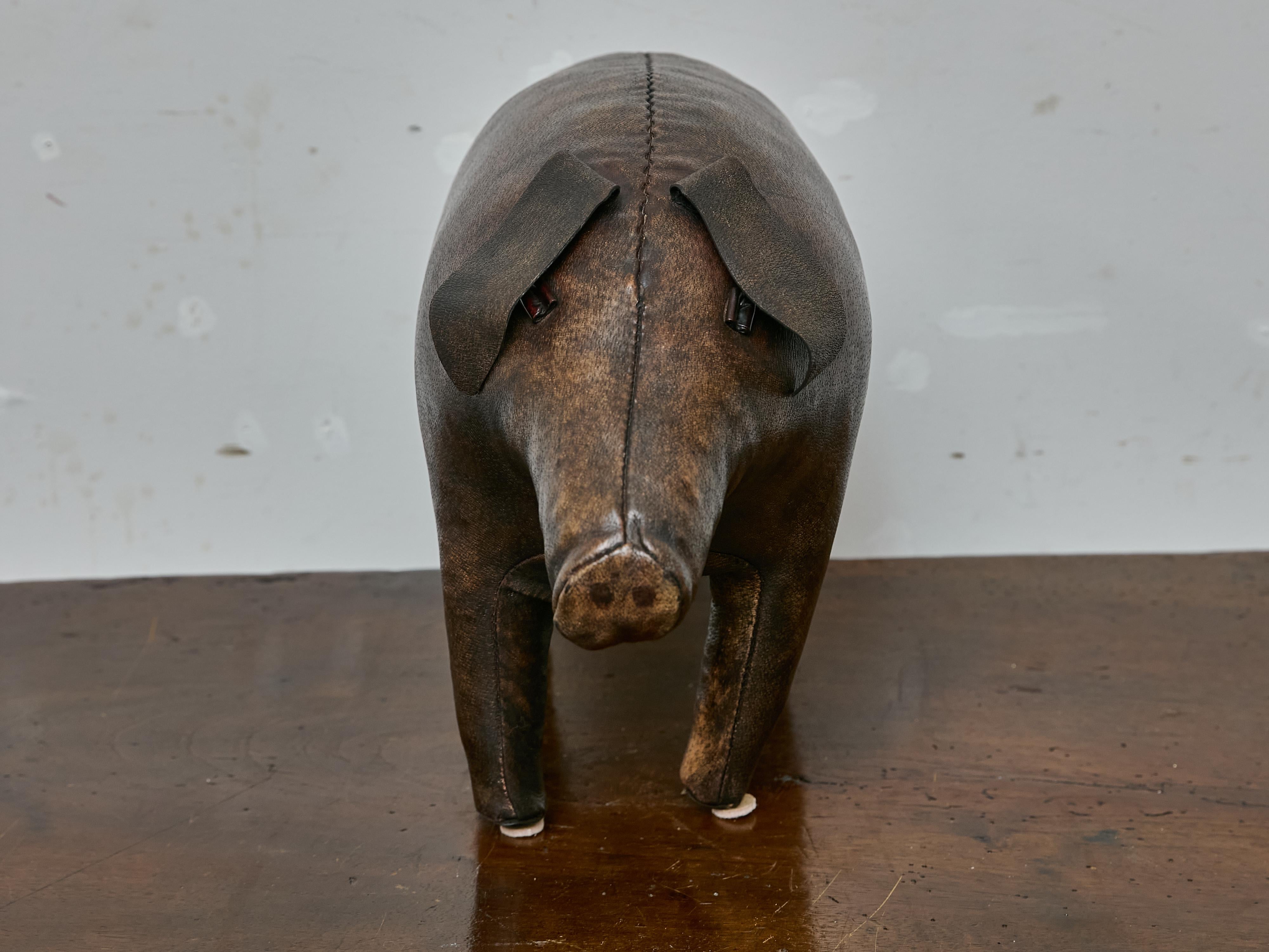 Englischer Leder-Schweinefußhocker mit skulpturaler Form, um 1950 (Handgefertigt) im Angebot