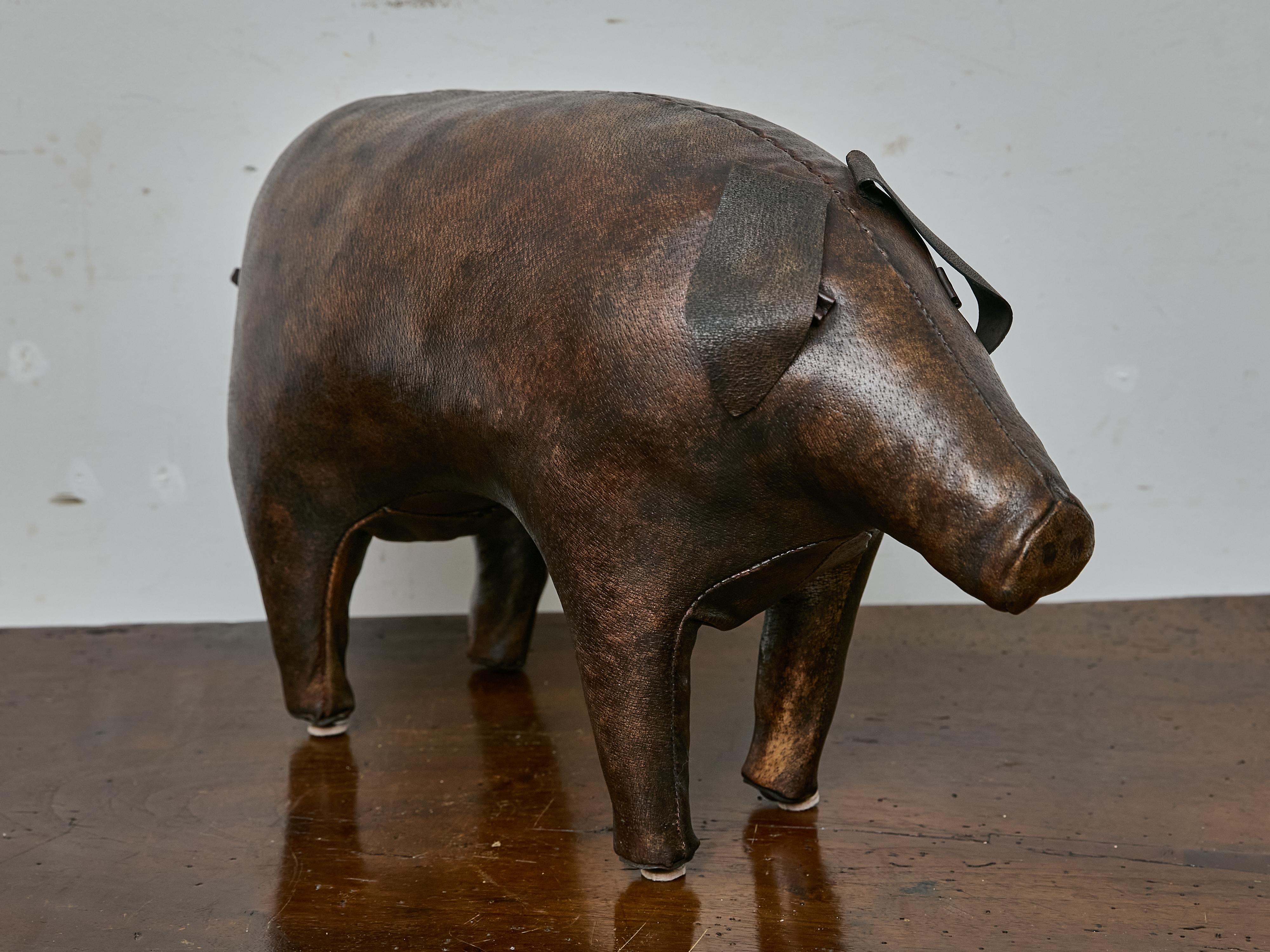 Englischer Leder-Schweinefußhocker mit skulpturaler Form, um 1950 im Zustand „Gut“ im Angebot in Atlanta, GA