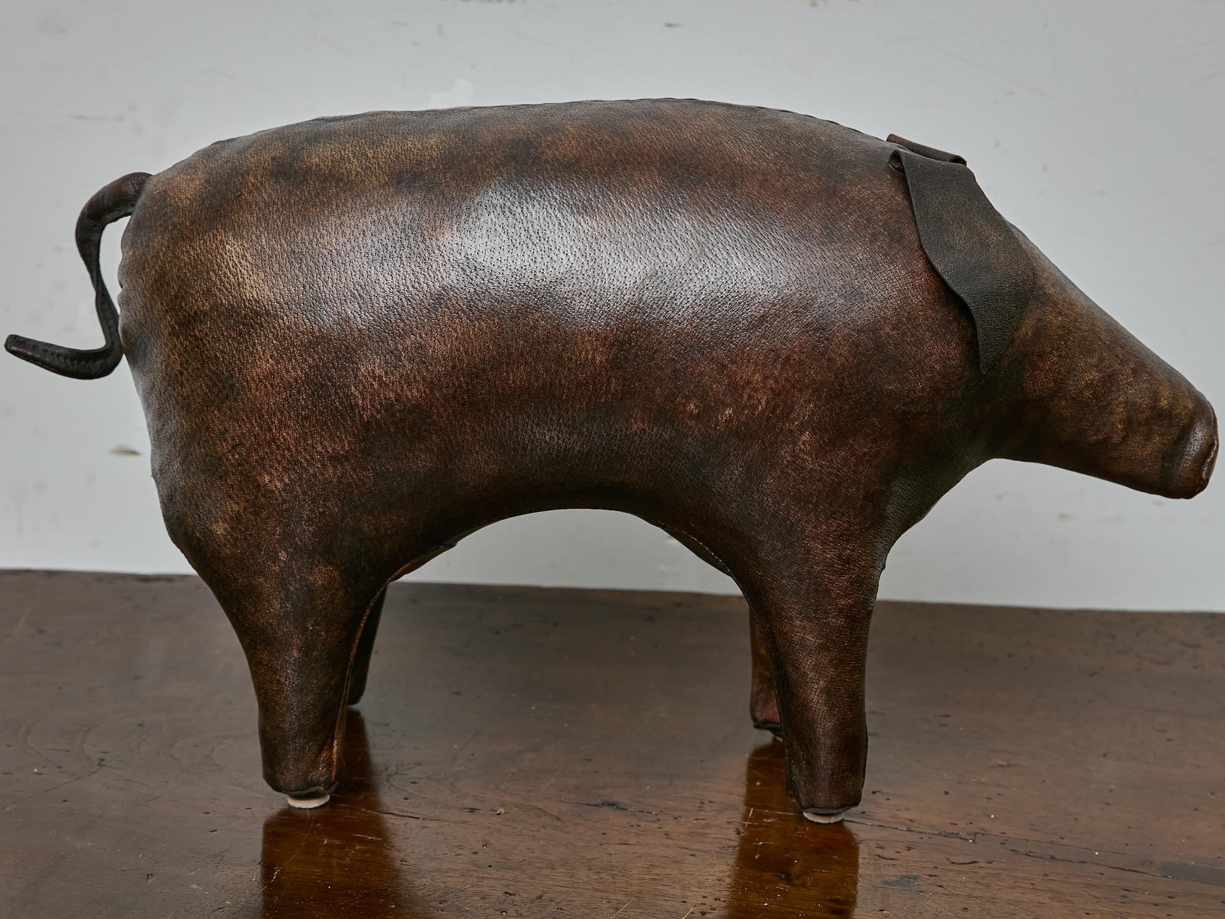 Englischer Leder-Schweinefußhocker mit skulpturaler Form, um 1950 (20. Jahrhundert) im Angebot