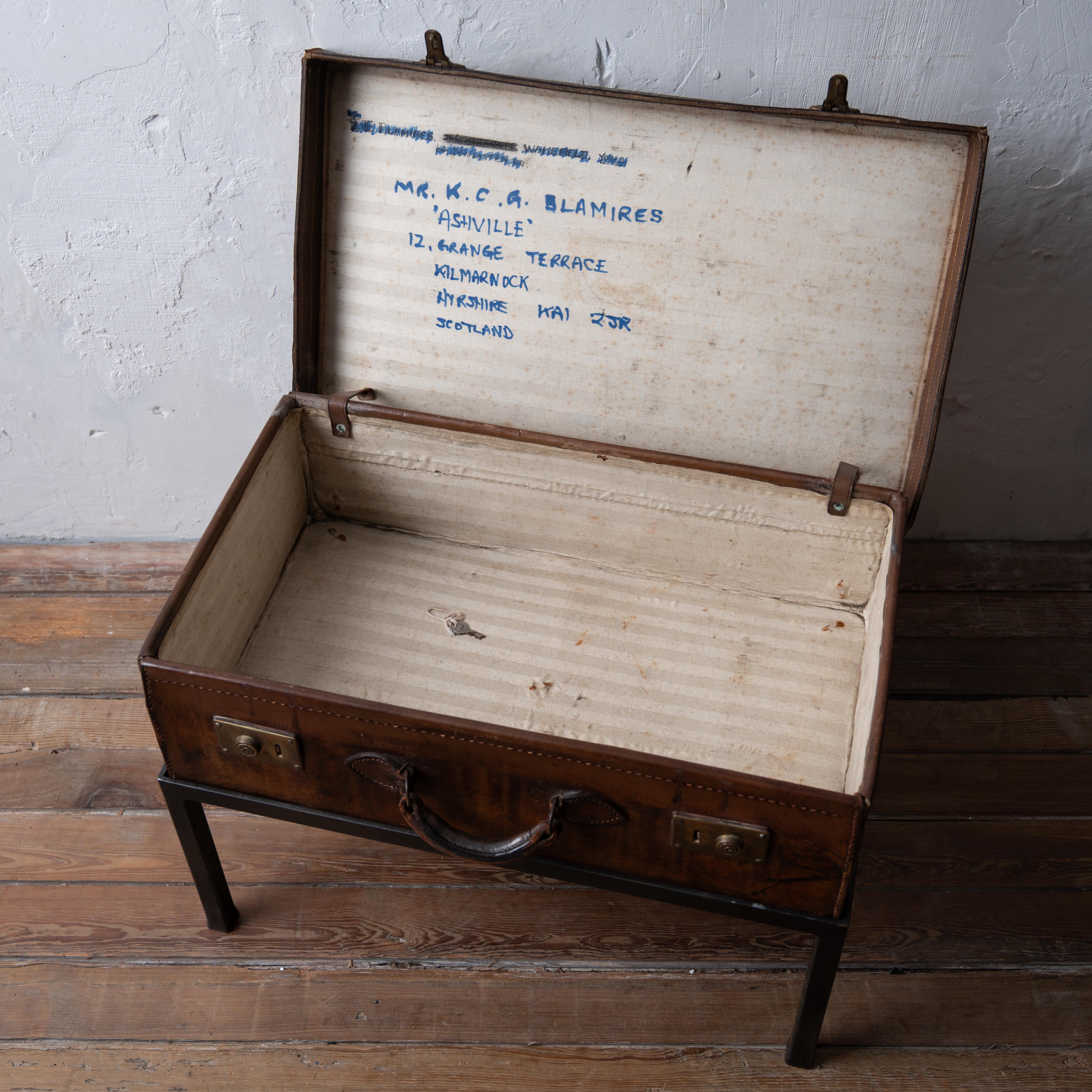Valise anglaise en cuir sur pied, 1910 en vente 4