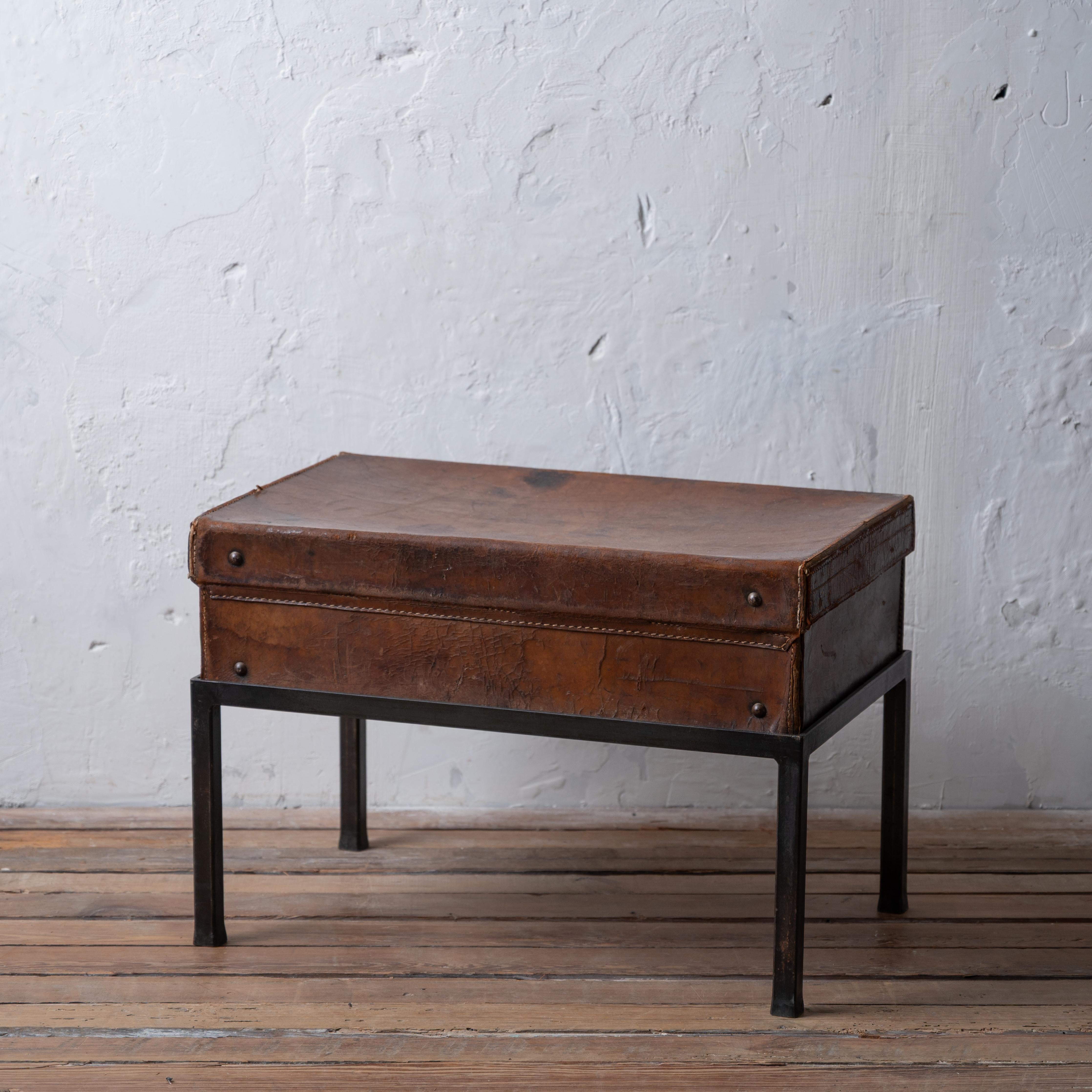 Valise anglaise en cuir sur pied, 1910 en vente 5