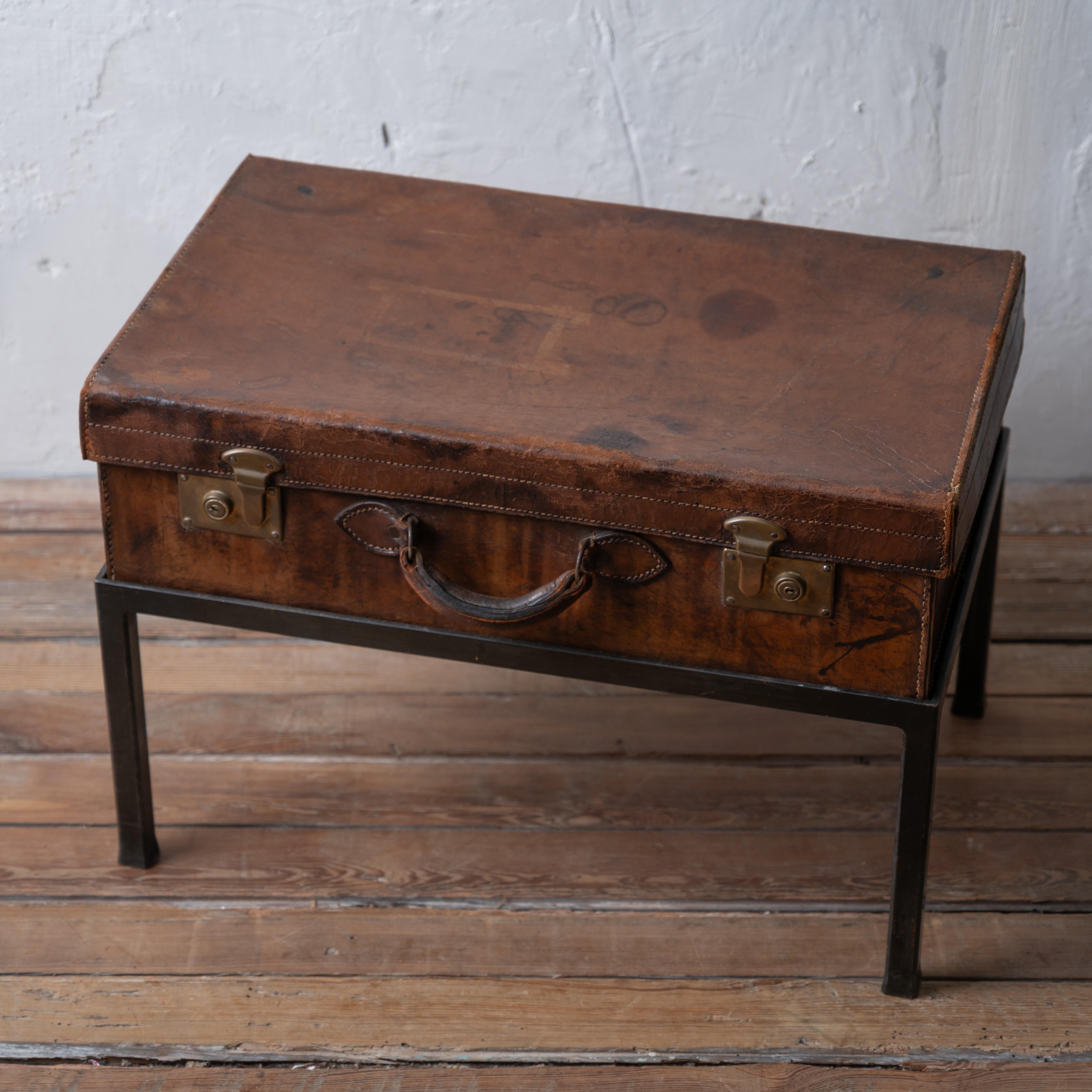 Anglais Valise anglaise en cuir sur pied, 1910 en vente