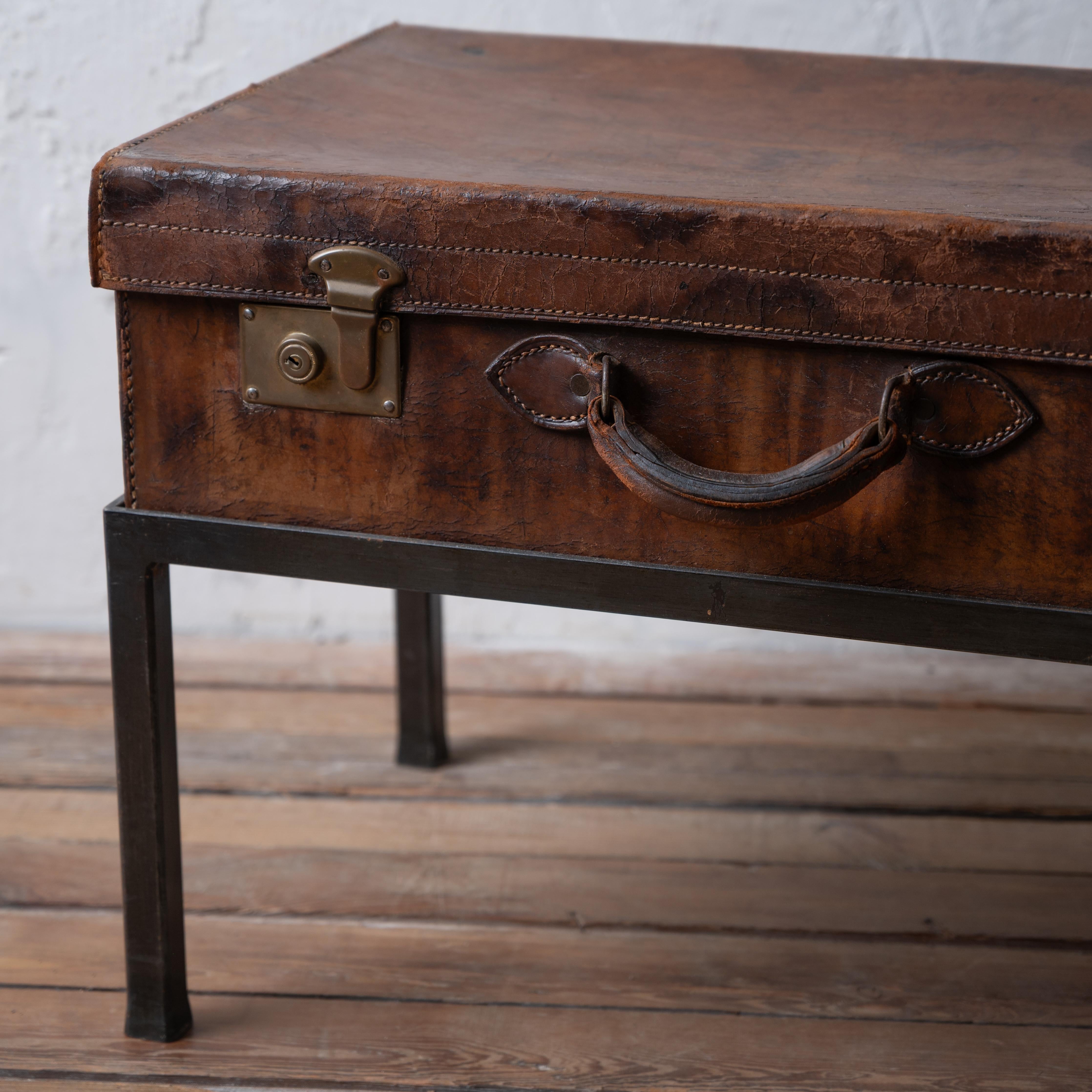 Valise anglaise en cuir sur pied, 1910 Bon état - En vente à Savannah, GA