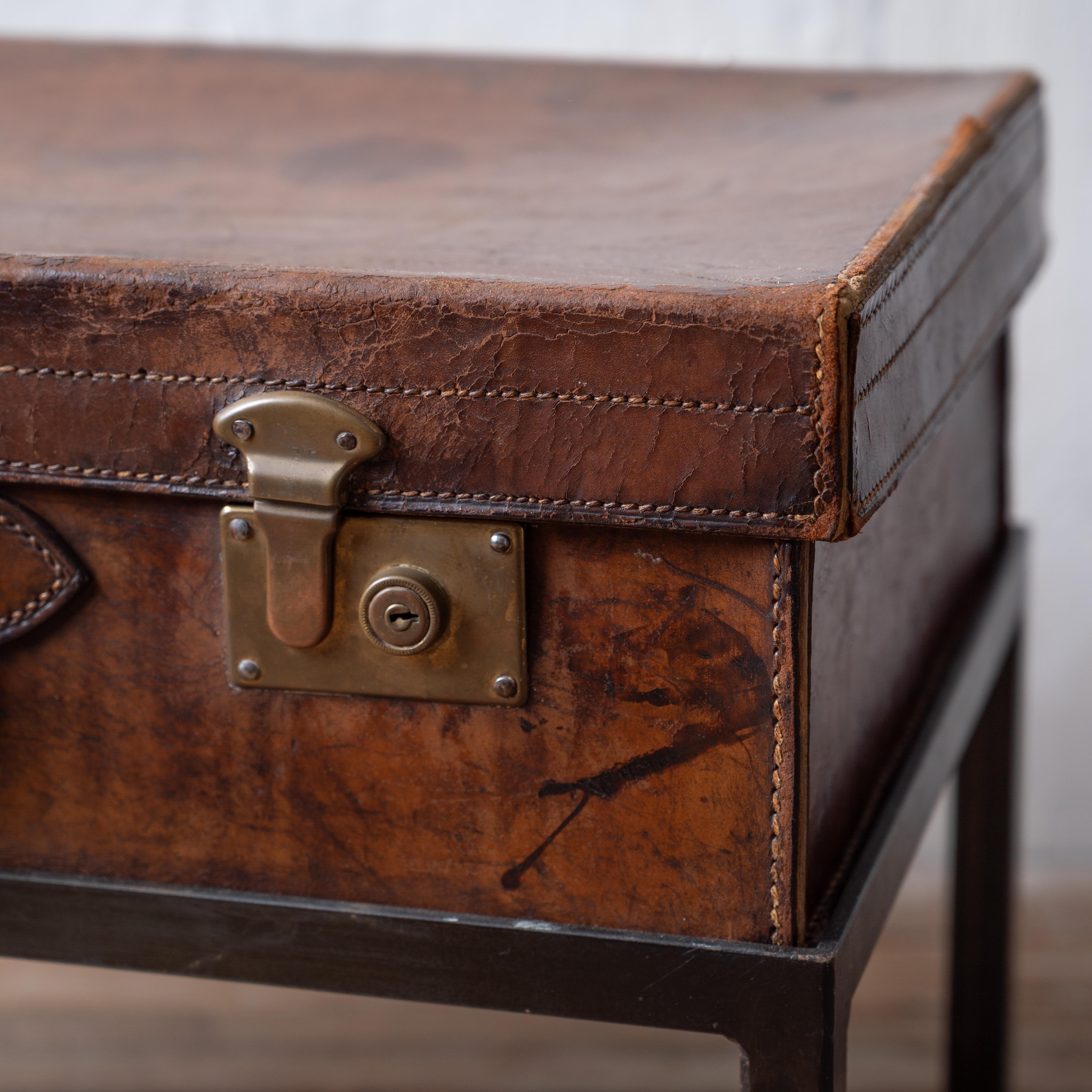 Début du 20ème siècle Valise anglaise en cuir sur pied, 1910 en vente