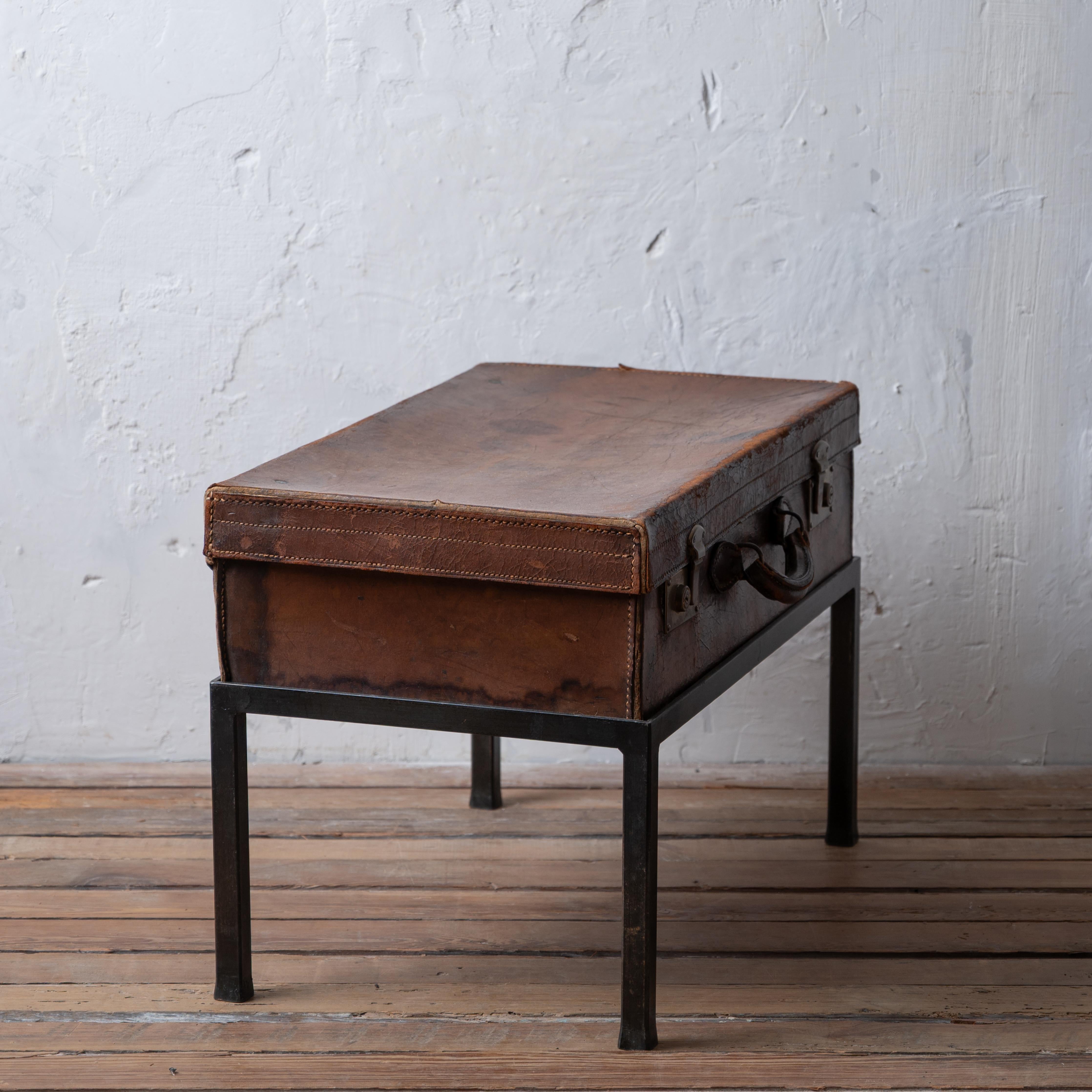 Cuir Valise anglaise en cuir sur pied, 1910 en vente