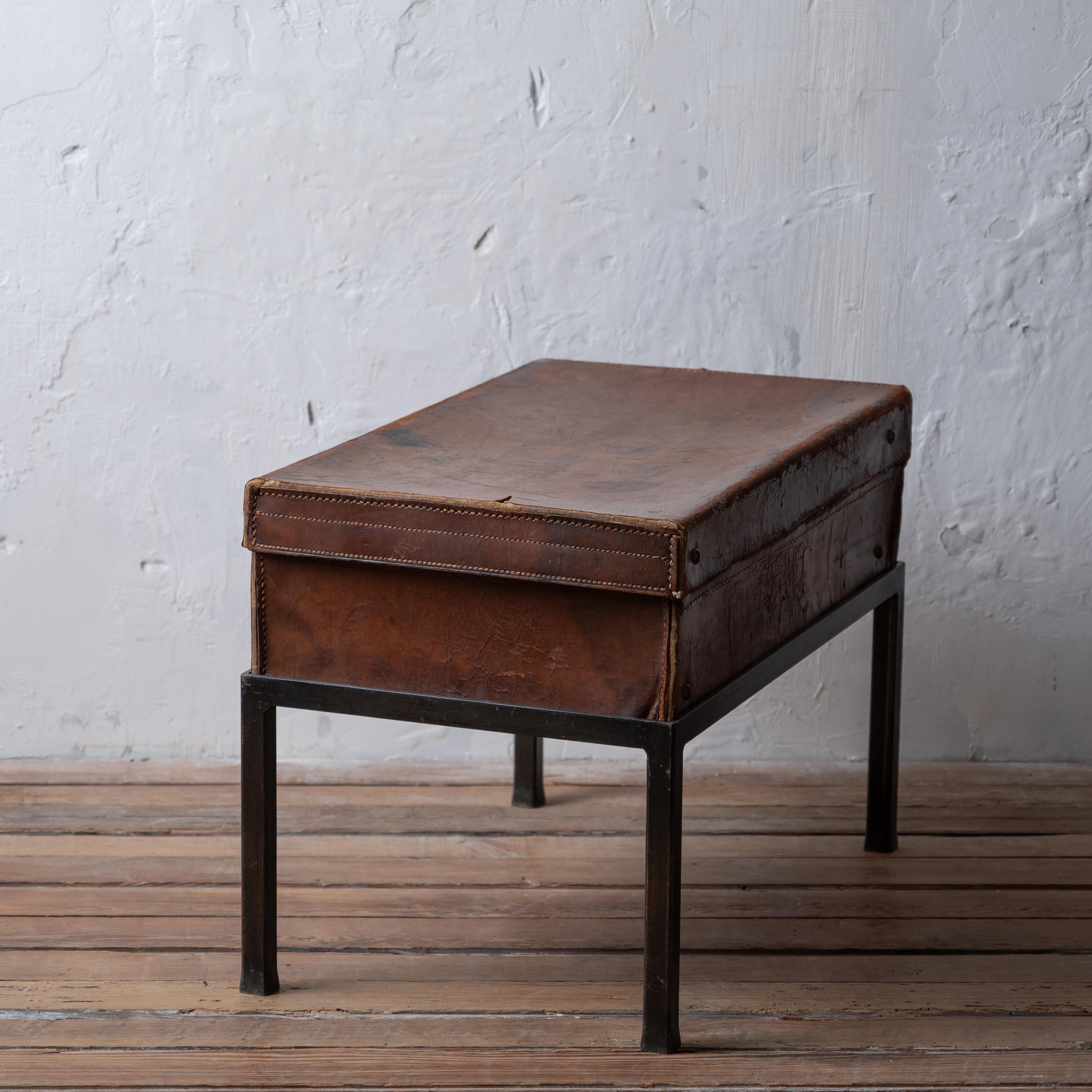 Valise anglaise en cuir sur pied, 1910 en vente 1