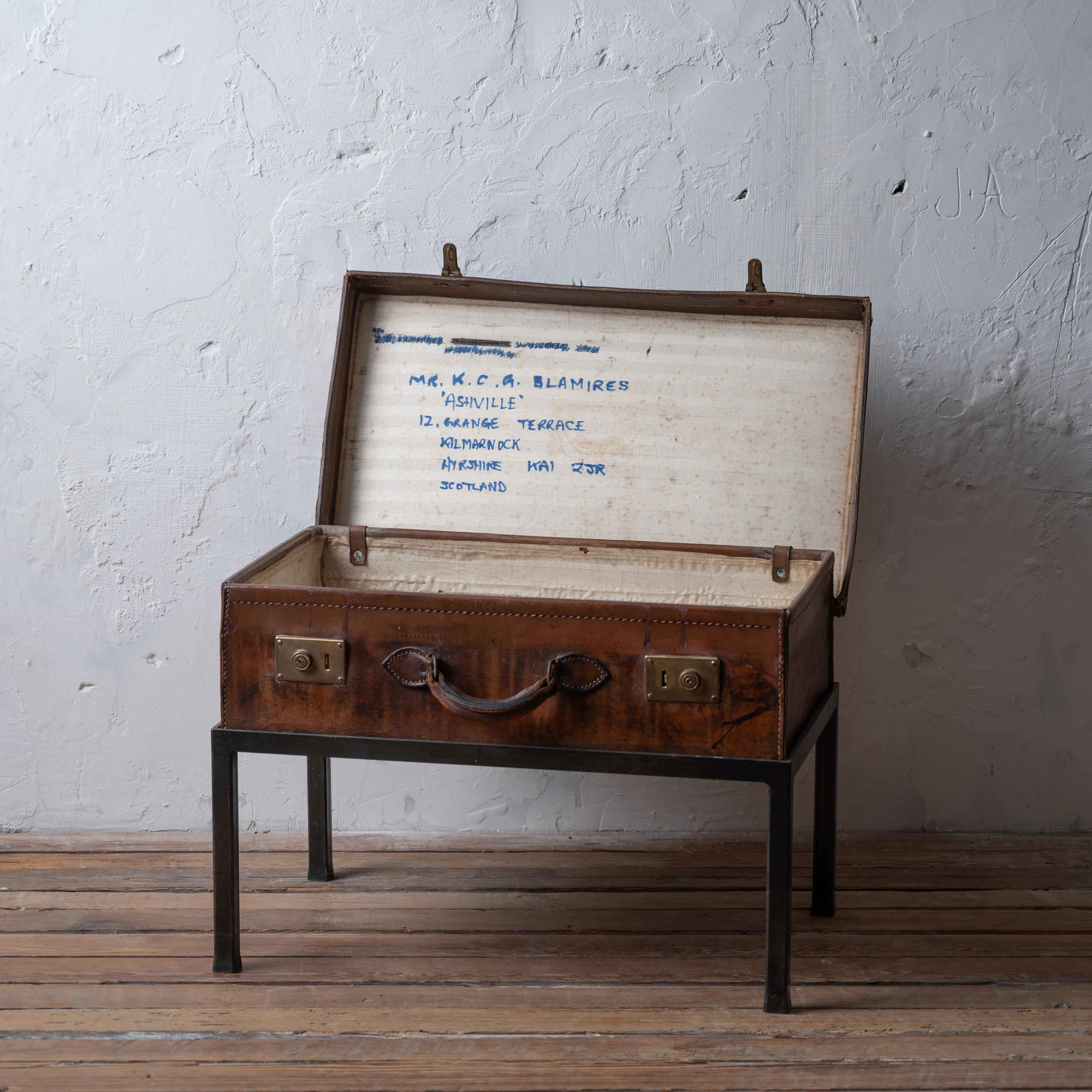 Valise anglaise en cuir sur pied, 1910 en vente 2