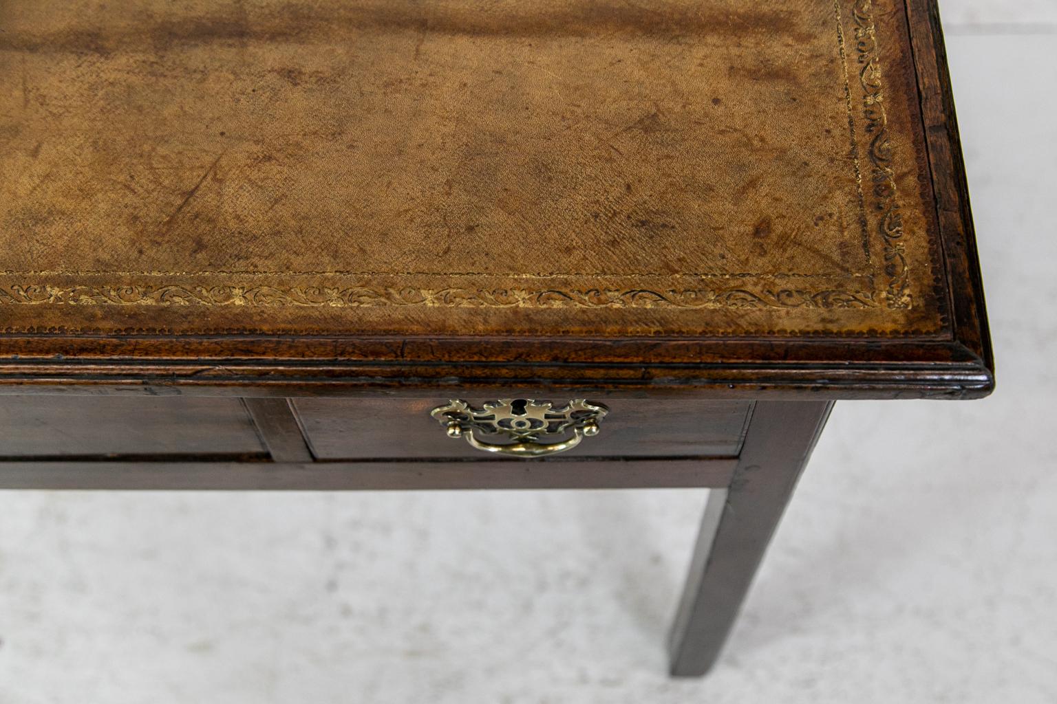 Mesa central inglesa con tapa de cuero y ruedas Inglés en venta