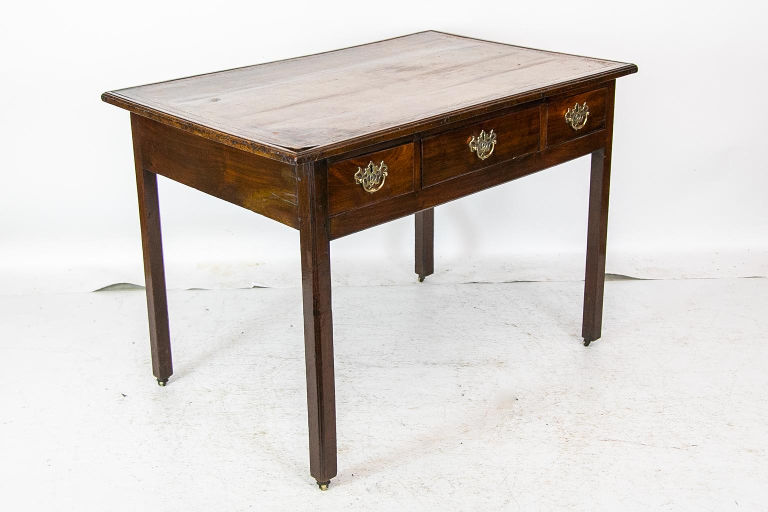 Mesa central inglesa con tapa de cuero y ruedas en venta 2