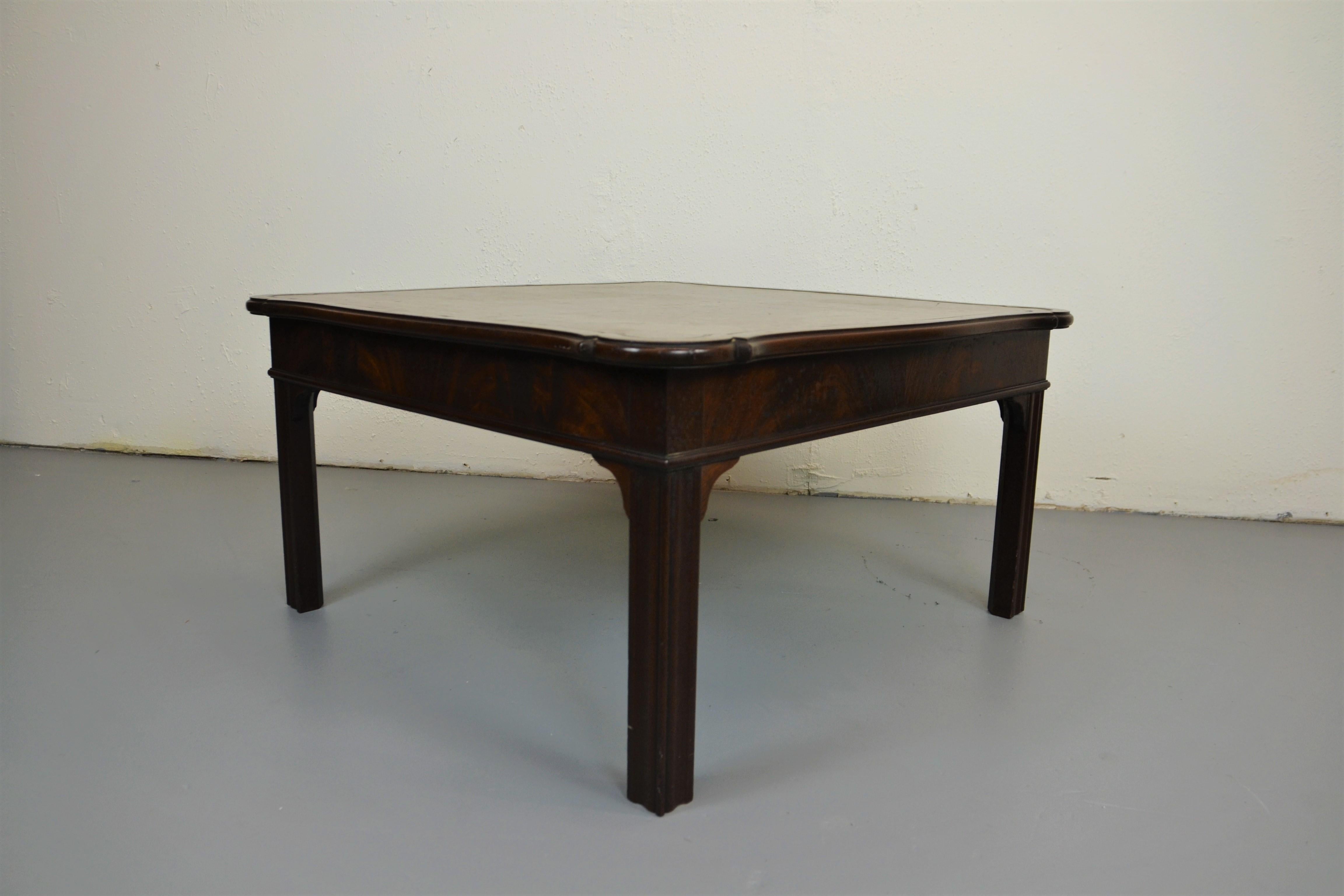 English Leather Top Coffee Table In Good Condition For Sale In Pomona, CA