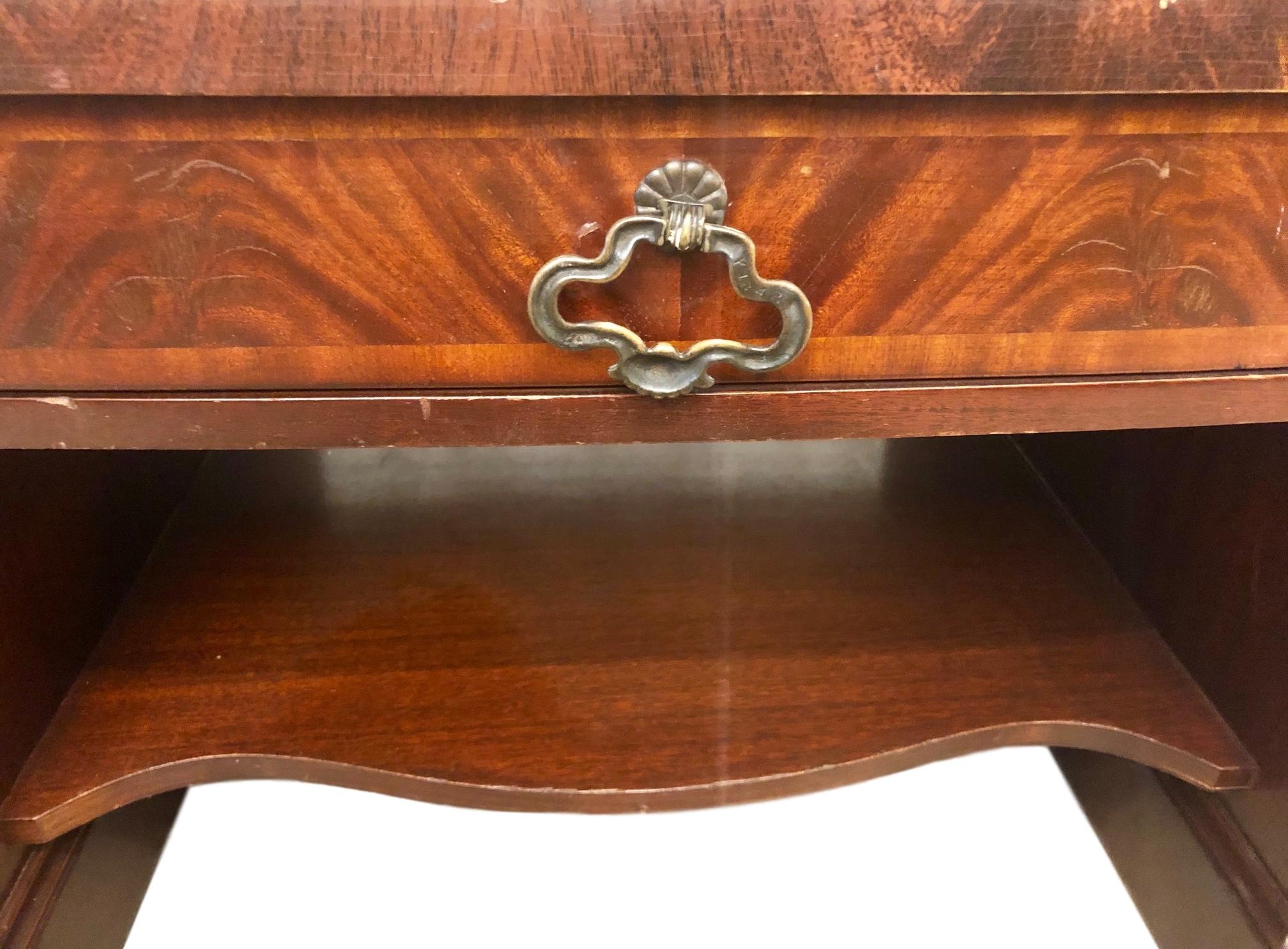 English Leather Top Coffee Table In Good Condition For Sale In New York, NY