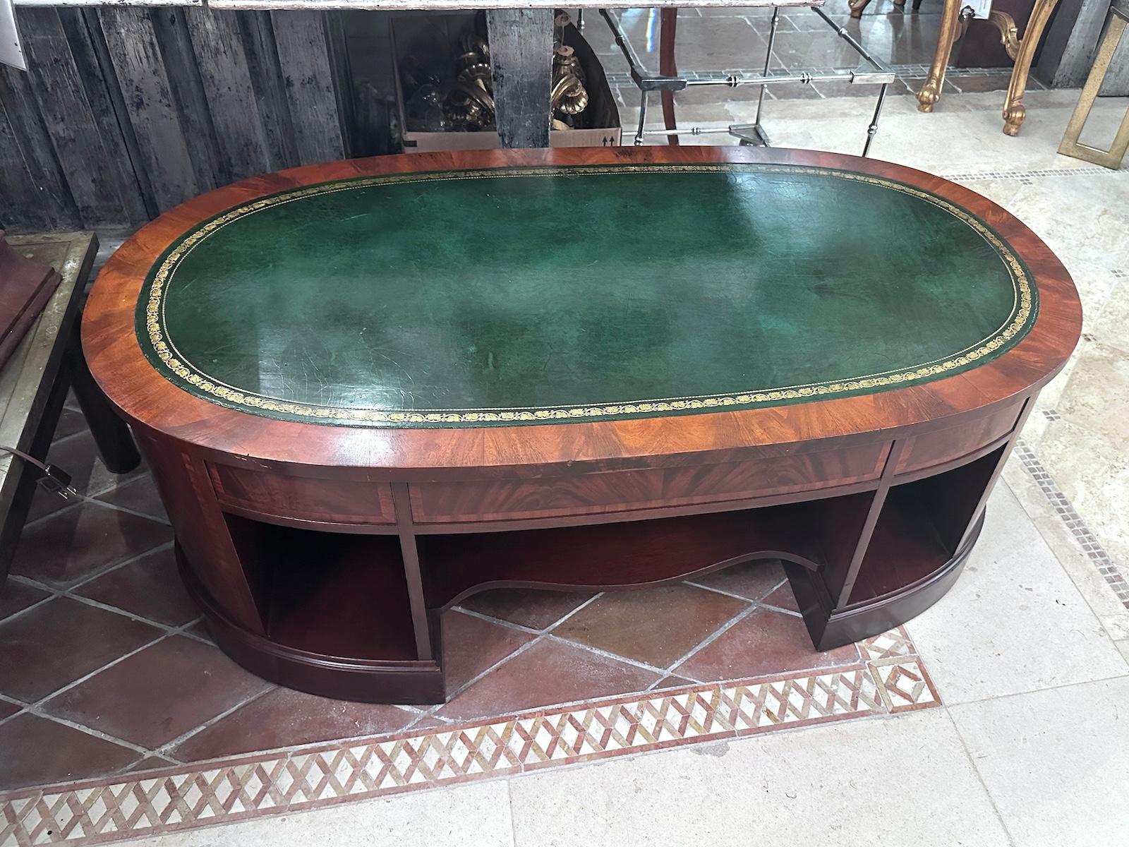 Cuir Table basse anglaise à dessus en cuir en vente