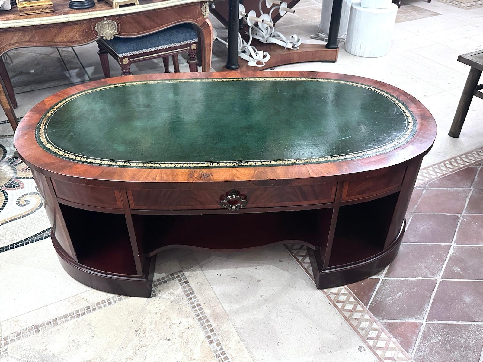 Table basse anglaise à dessus en cuir en vente 1