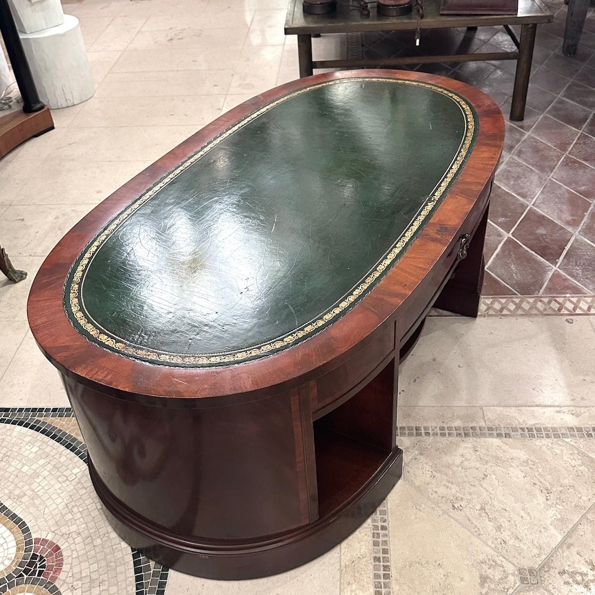 Table basse anglaise à dessus en cuir en vente 2