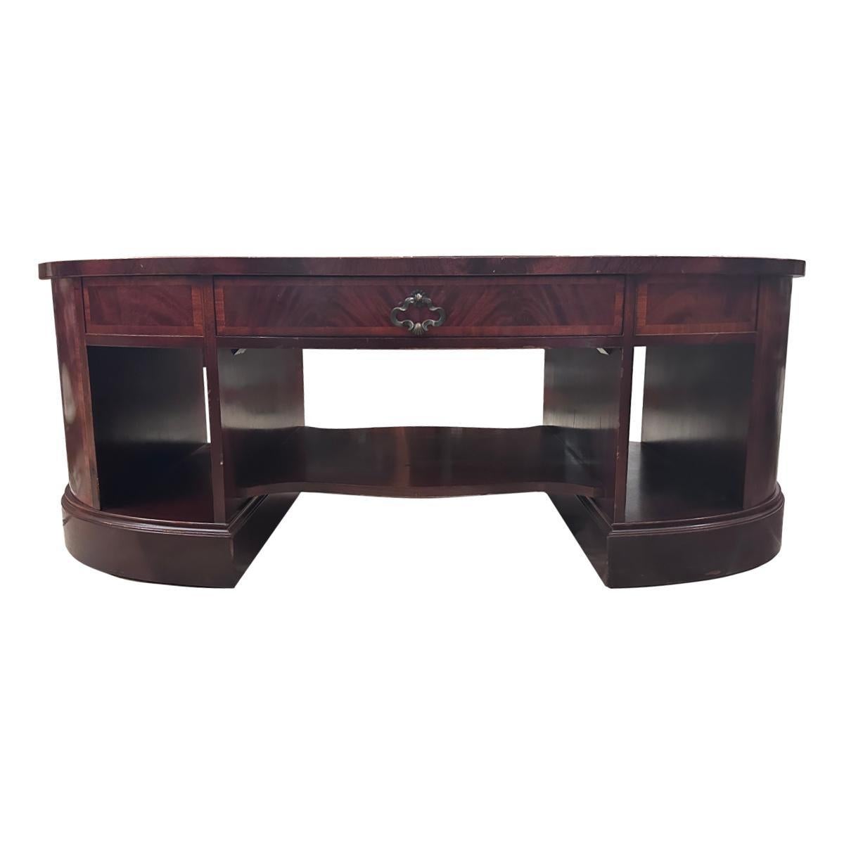 Table basse anglaise à dessus en cuir en vente 3