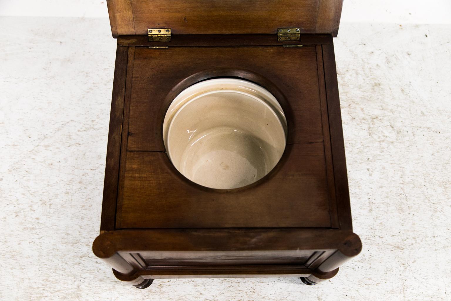 Metà XIX secolo Commode inglese con piano in pelle