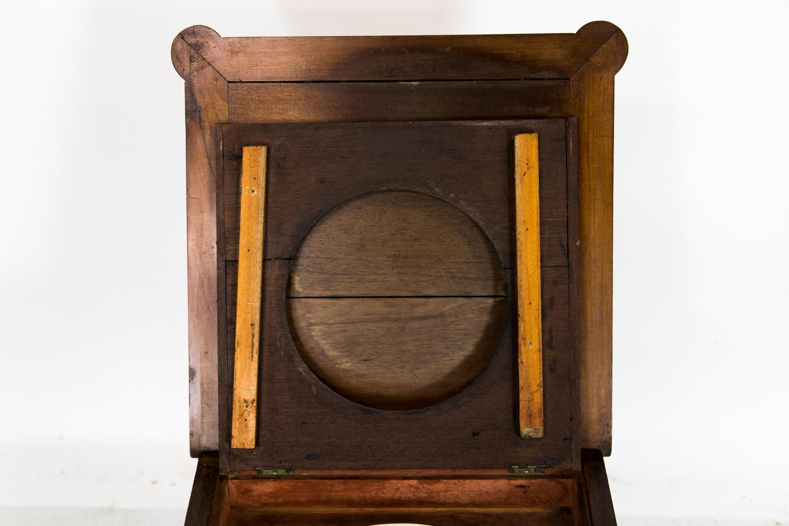 Commode inglese con piano in pelle 2