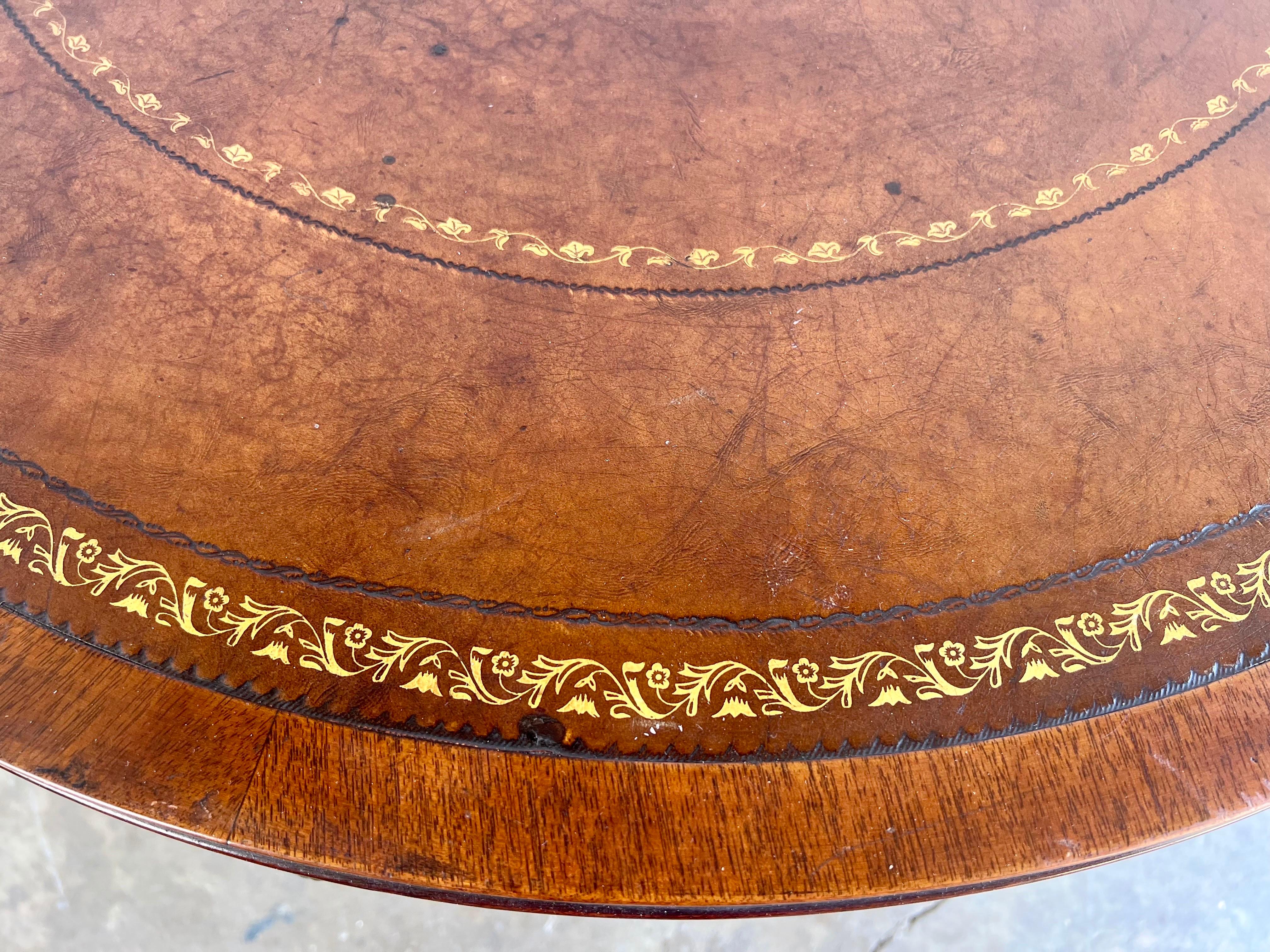 Anglais Table à tambour anglaise à plateau en cuir vers les années 1930 en vente