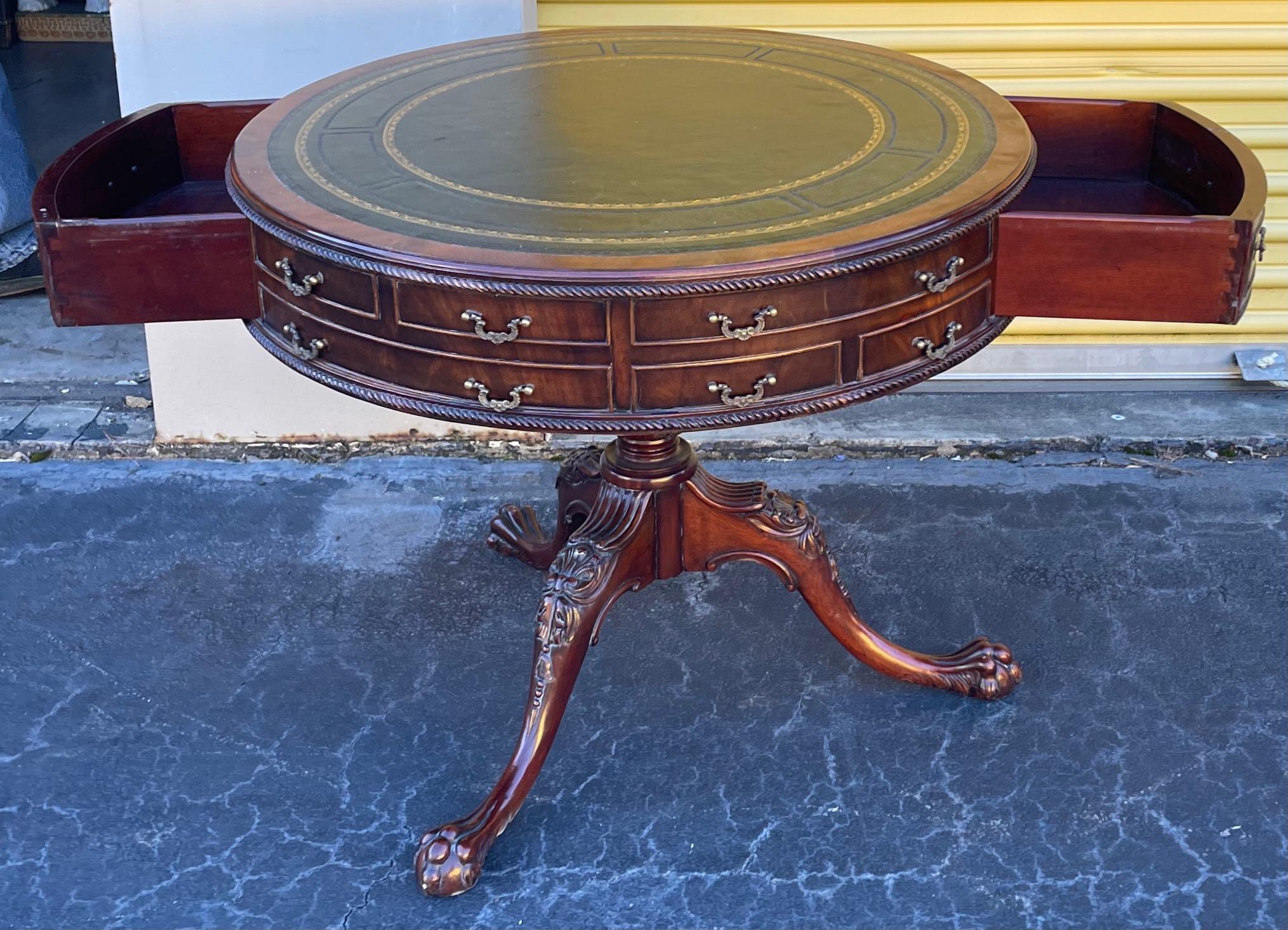 Anglais Table à tambour anglaise de style géorgien en acajou avec plateau en cuir et pieds en forme de boule et de griffe en vente