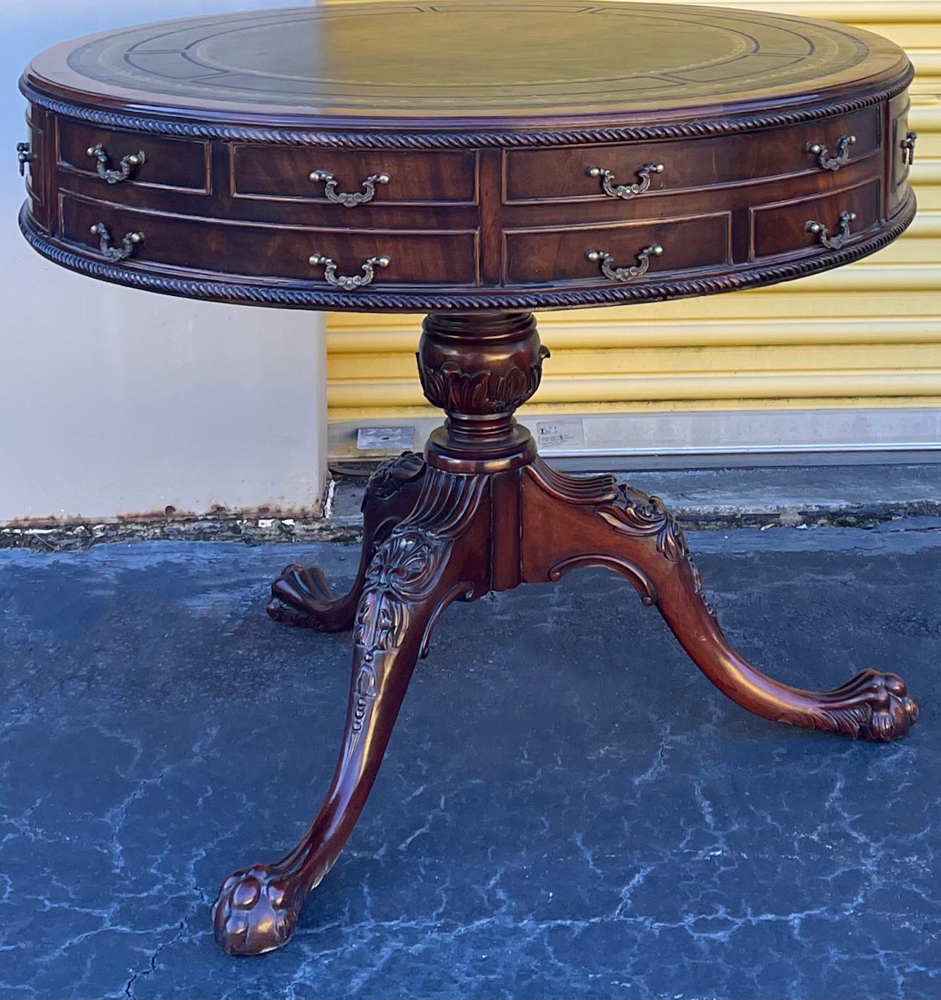 Table à tambour anglaise de style géorgien en acajou avec plateau en cuir et pieds en forme de boule et de griffe Bon état - En vente à Kennesaw, GA