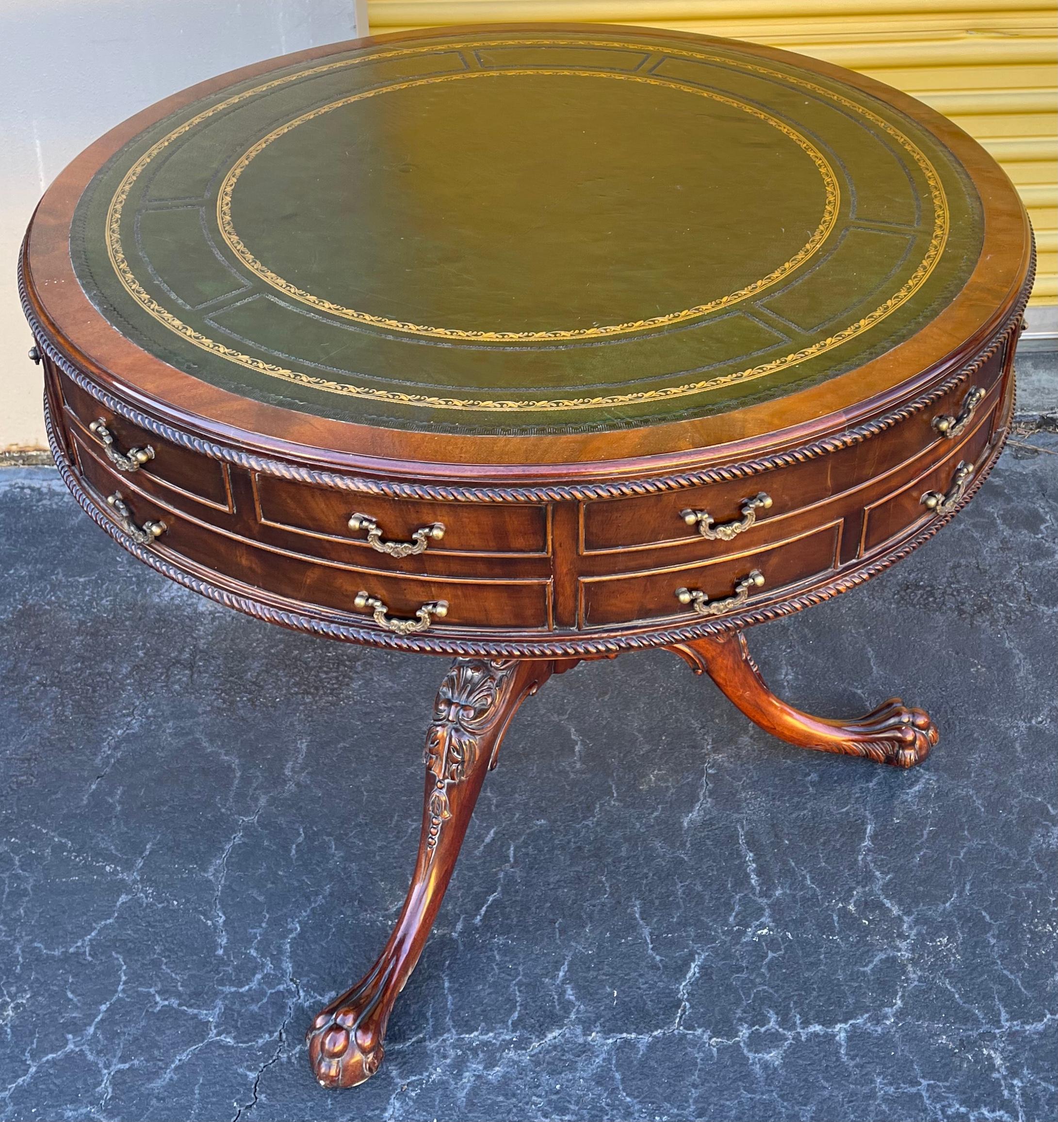 Laiton Table à tambour anglaise de style géorgien en acajou avec plateau en cuir et pieds en forme de boule et de griffe en vente