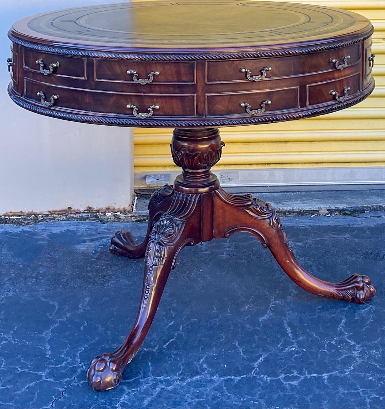 Table à tambour anglaise de style géorgien en acajou avec plateau en cuir et pieds en forme de boule et de griffe en vente 1