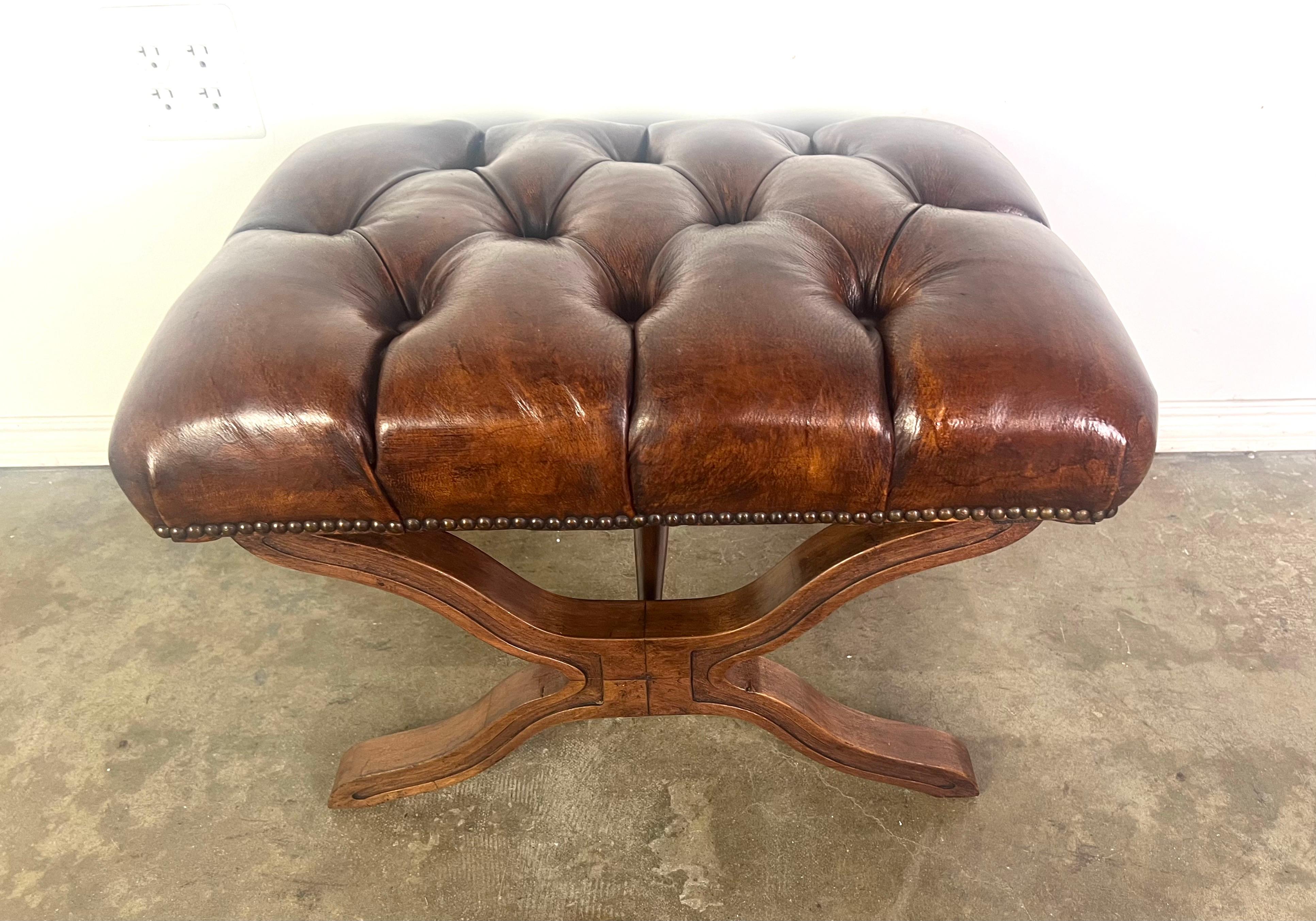 Banc anglais touffeté de cuir, vers 1940 Abîmé - En vente à Los Angeles, CA