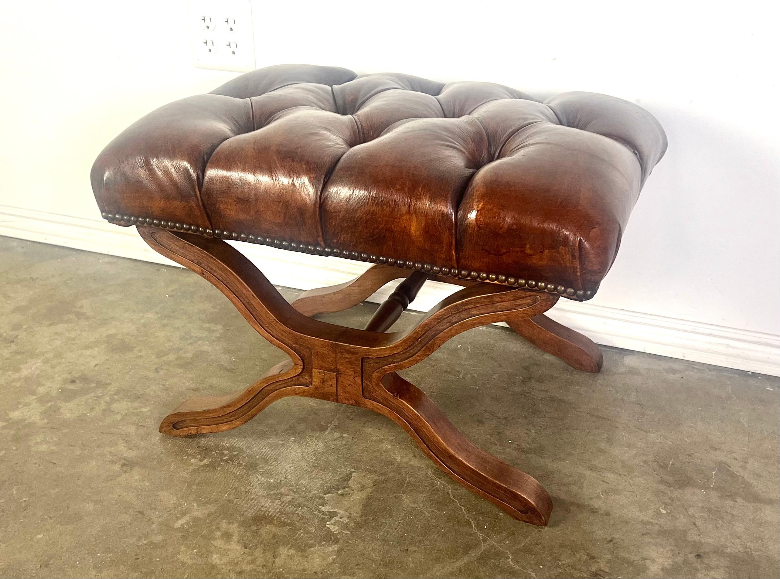 Milieu du XXe siècle Banc anglais touffeté de cuir, vers 1940 en vente