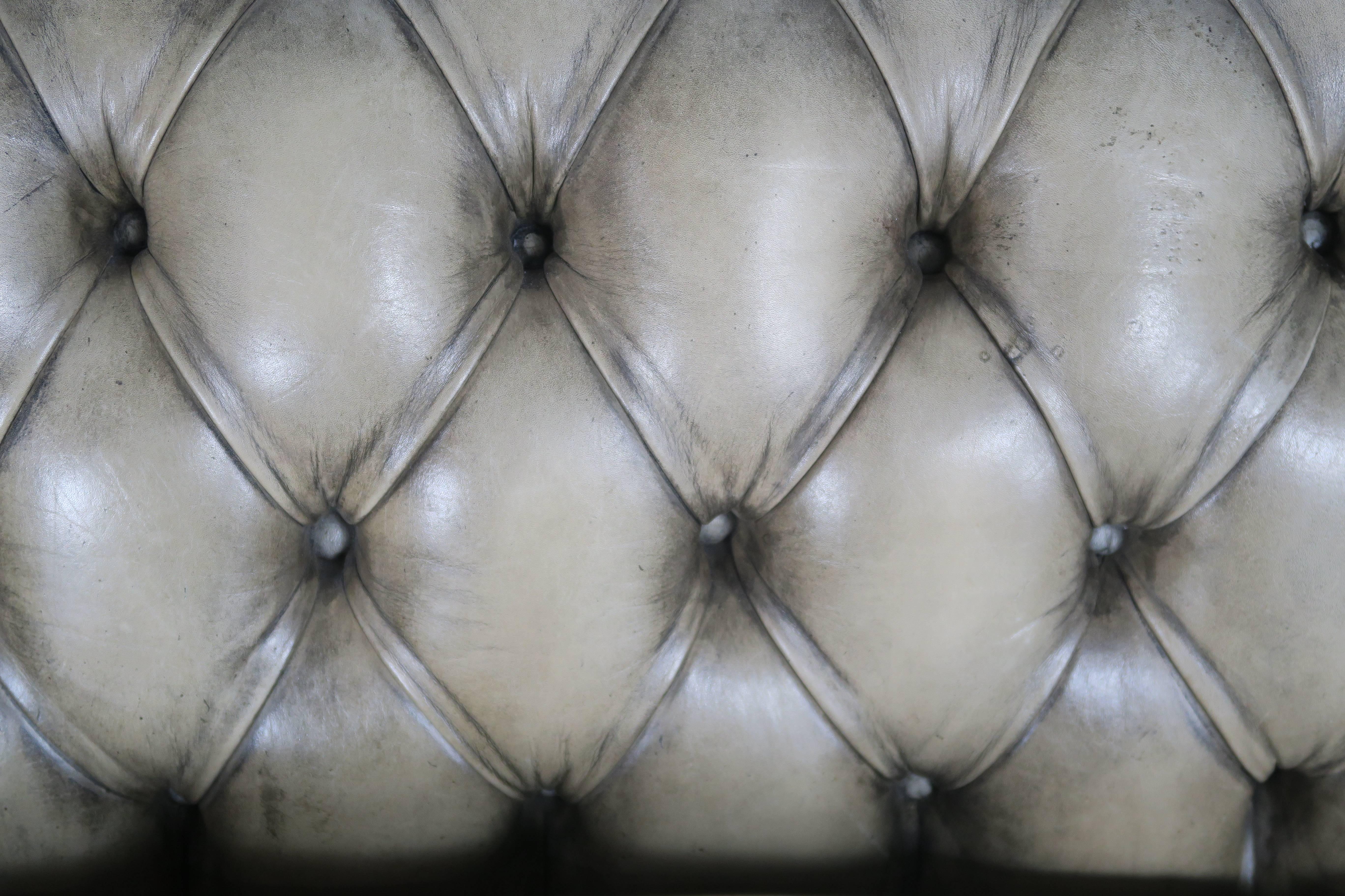 English Leather Tufted Chesterfield Sofa In Distressed Condition In Los Angeles, CA