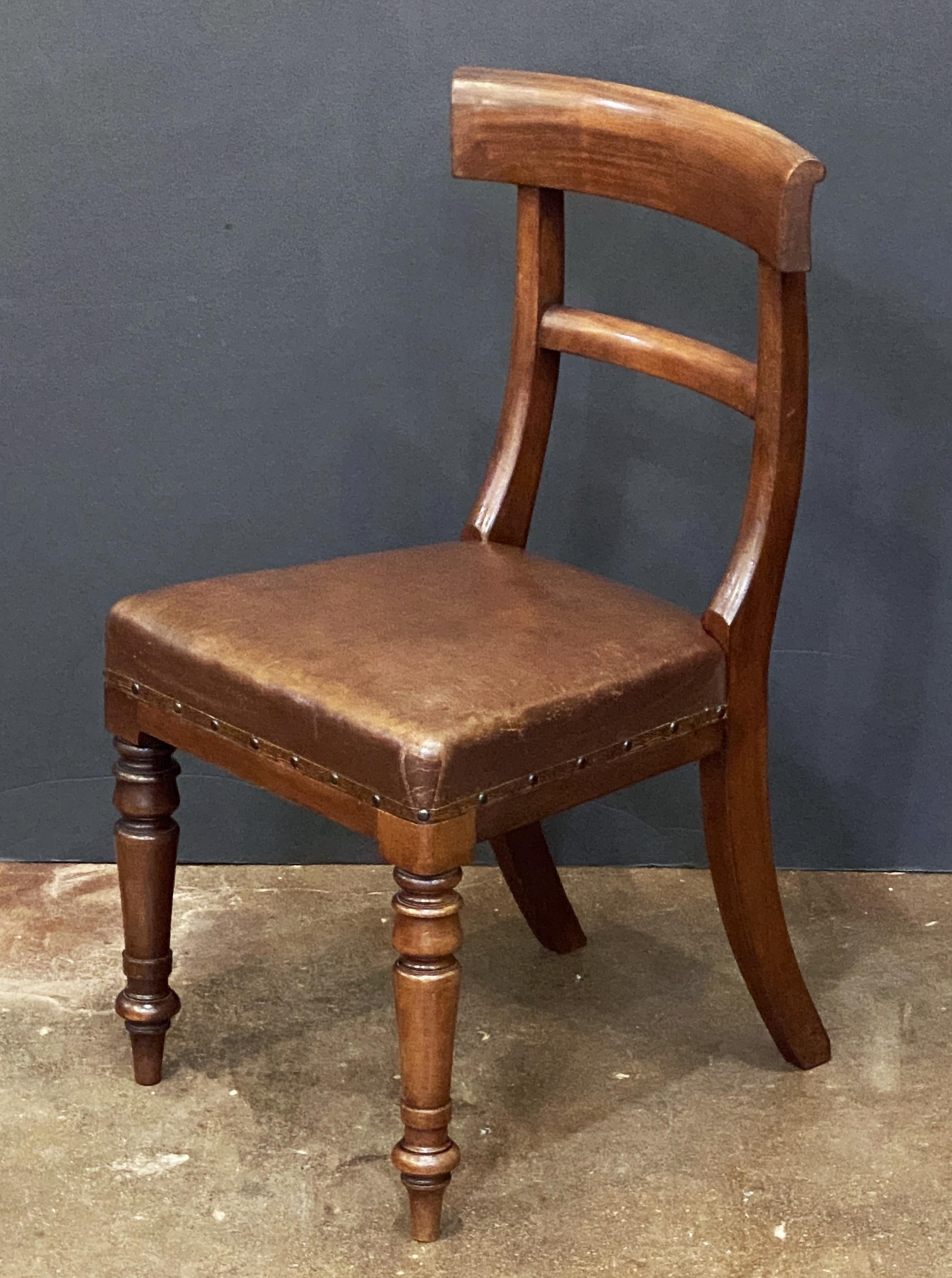 Pelle Sedia inglese imbottita in pelle di mogano in vendita