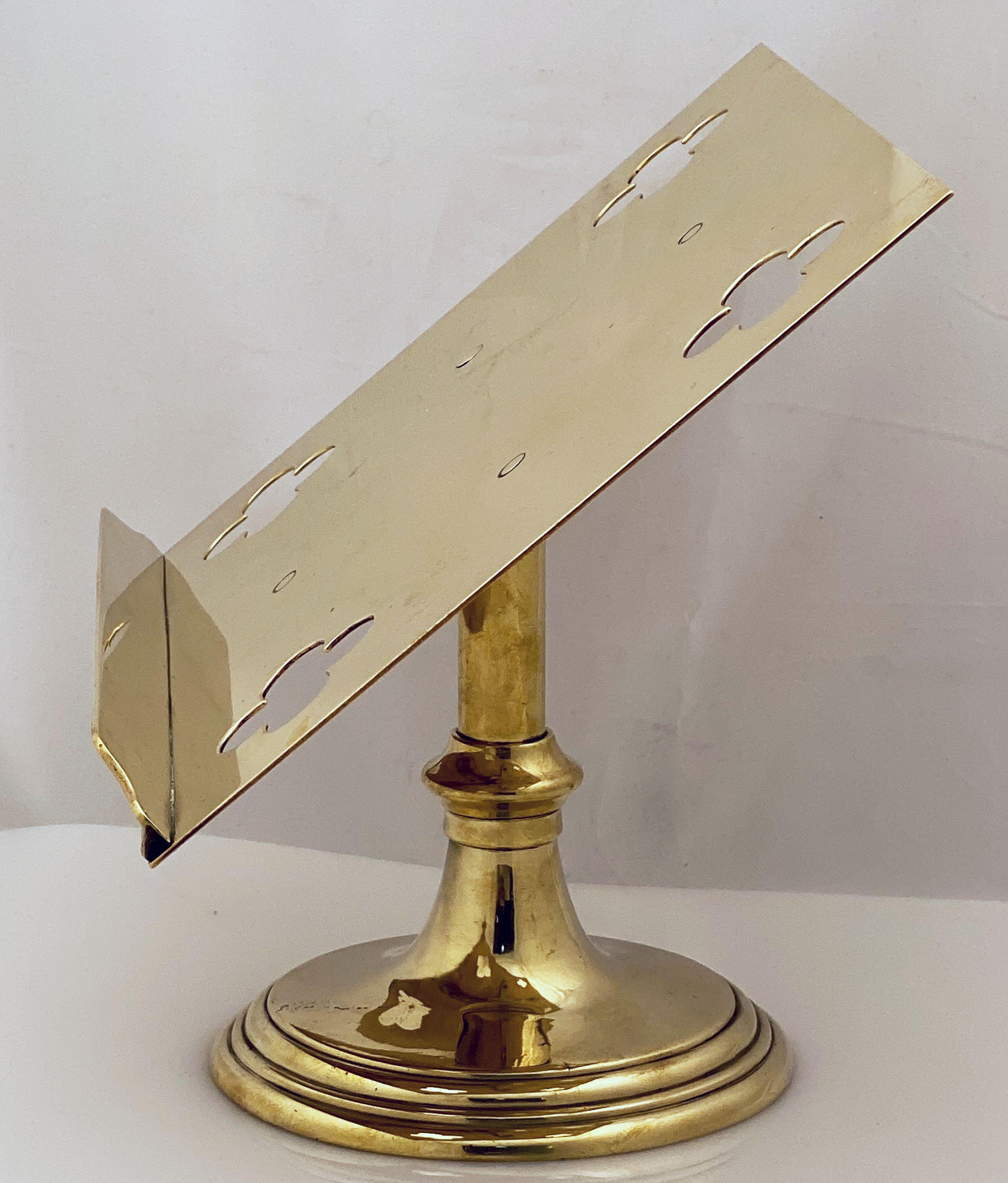 English Lectern or Book Stand of Brass For Sale 5