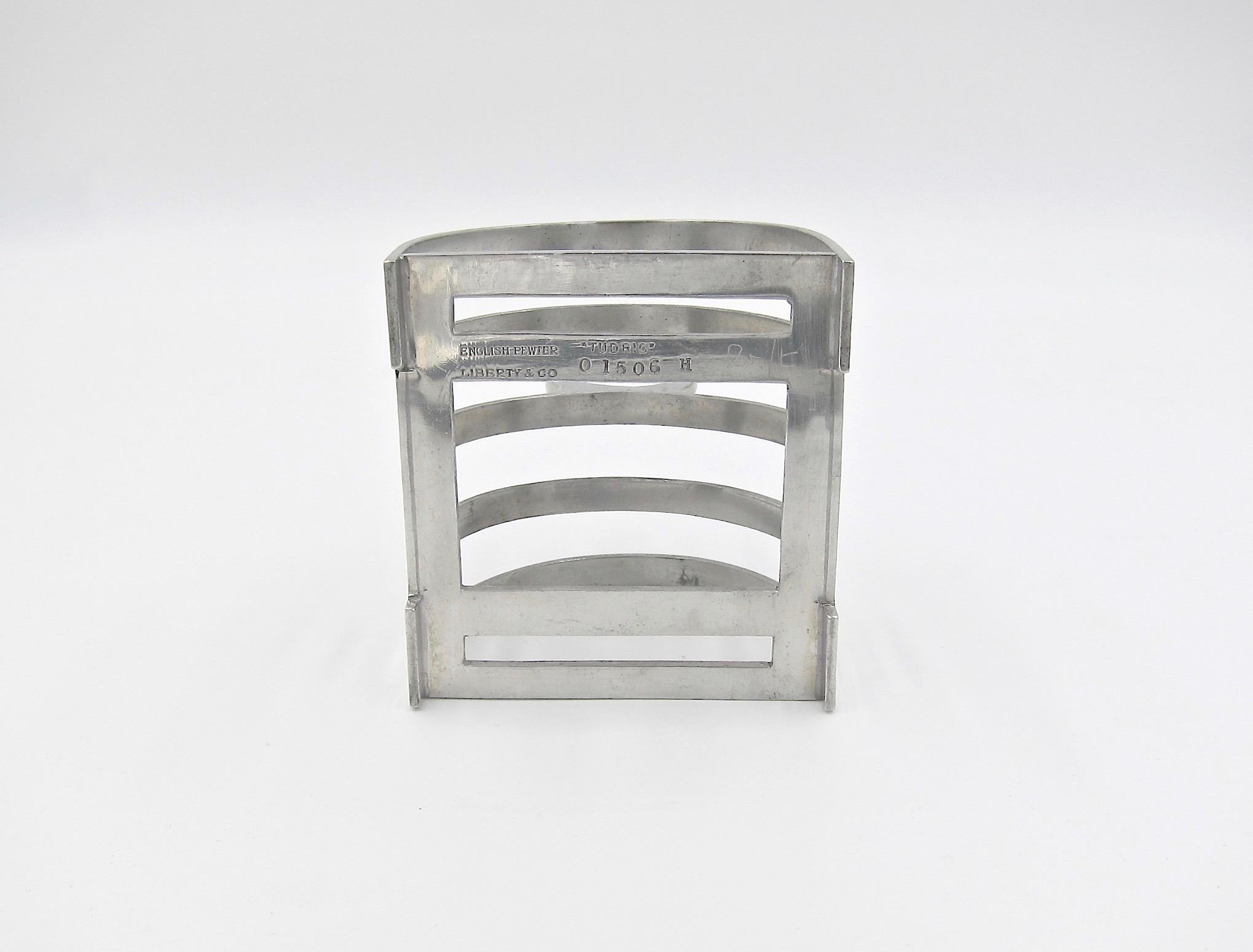 Englisch Liberty & Co Tudric Zinn Toast Rack:: um 1914 im Zustand „Gut“ in Los Angeles, CA