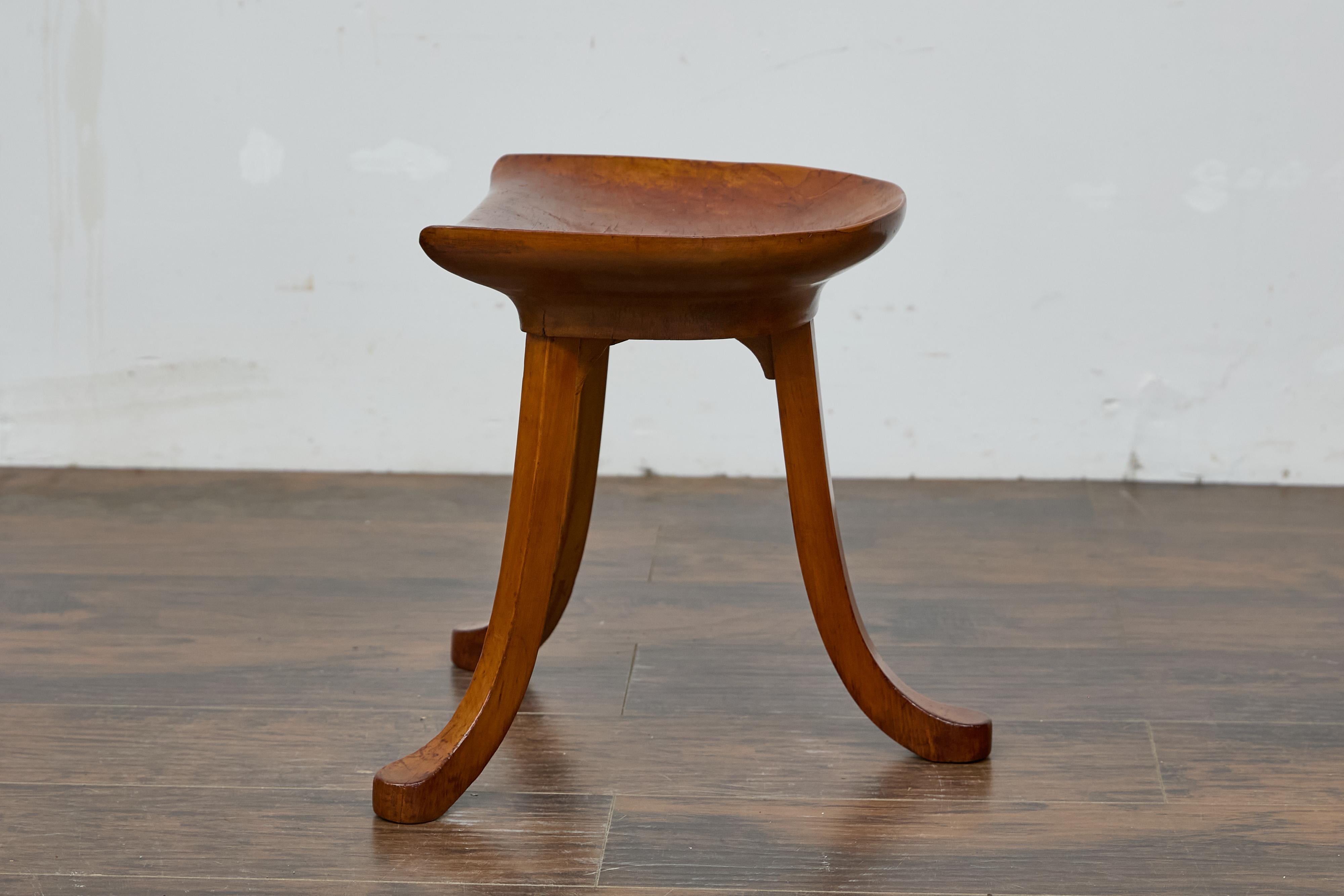 Arts and Crafts English Liberty & Co. Sgabello Thebes in noce con base a treppiede, fine secolo in vendita
