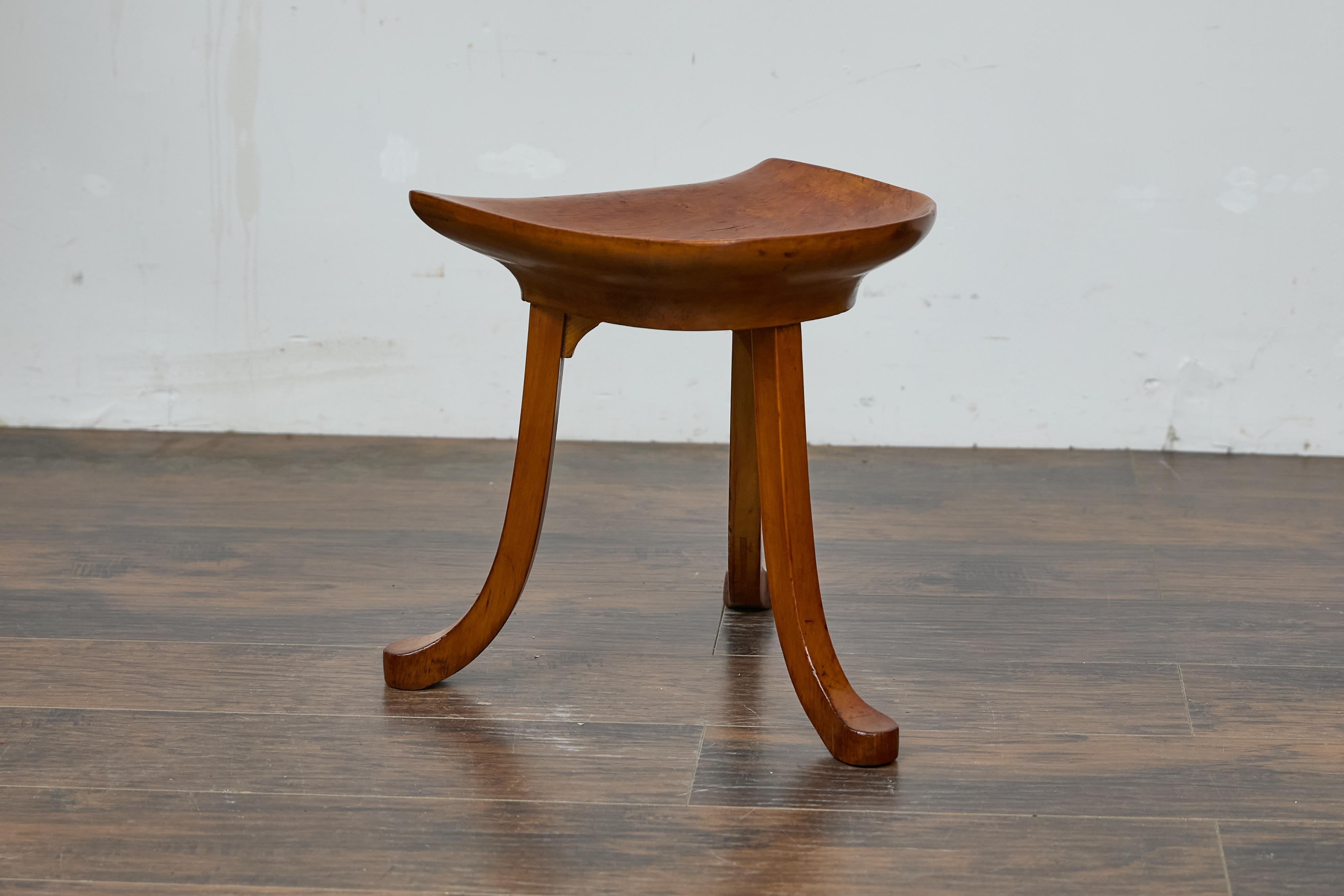Inglese English Liberty & Co. Sgabello Thebes in noce con base a treppiede, fine secolo in vendita