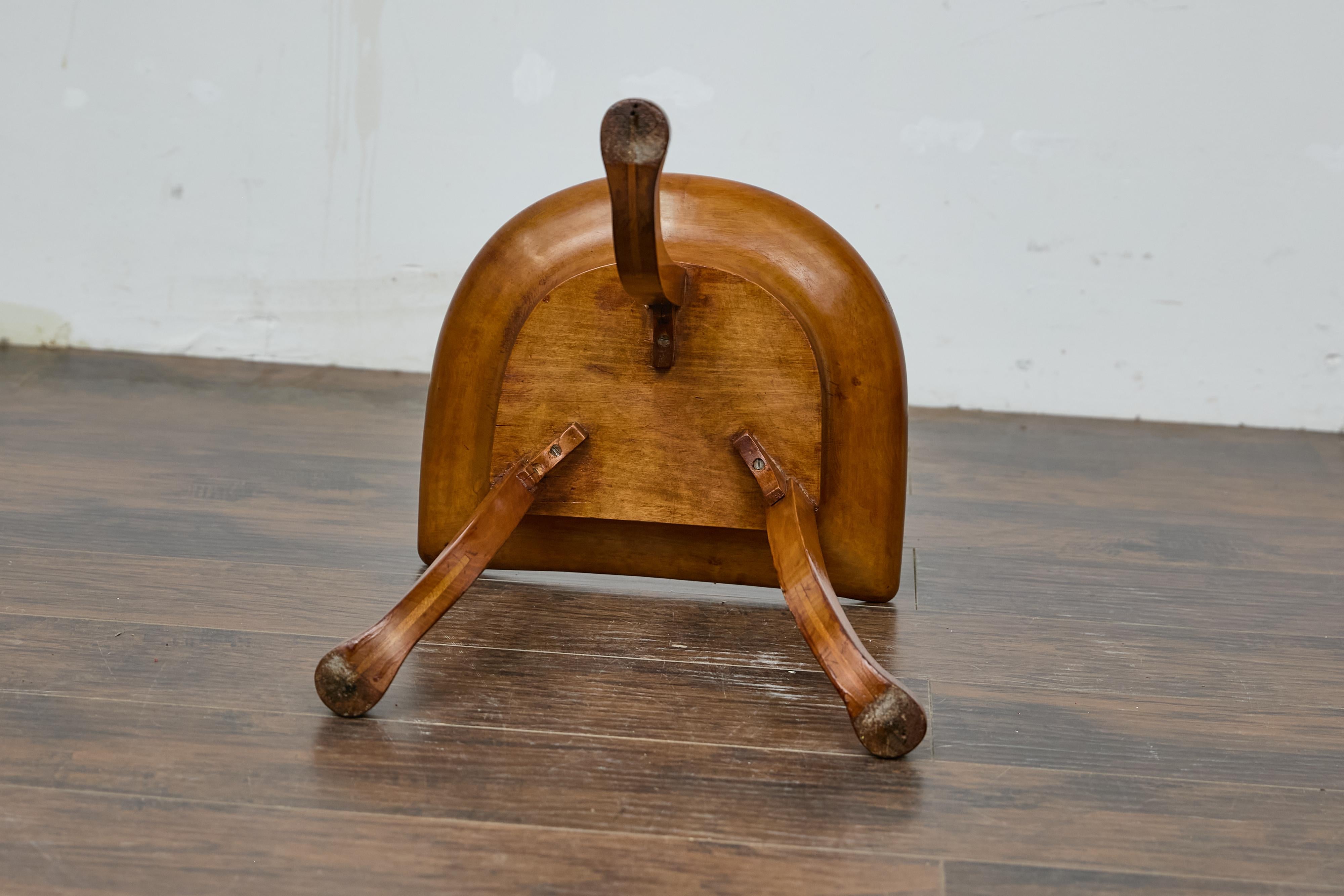 XX secolo English Liberty & Co. Sgabello Thebes in noce con base a treppiede, fine secolo in vendita