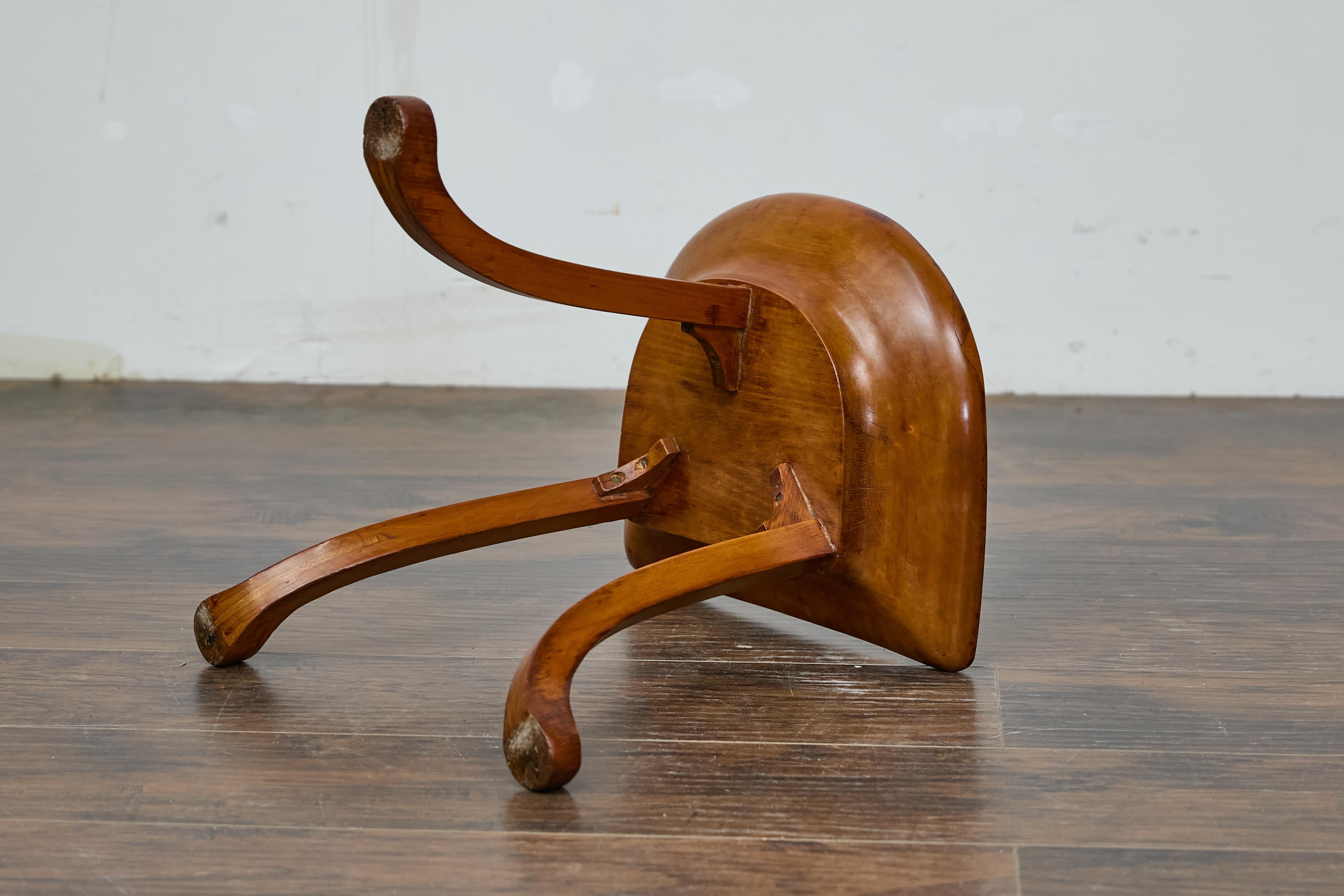 Noce English Liberty & Co. Sgabello Thebes in noce con base a treppiede, fine secolo in vendita