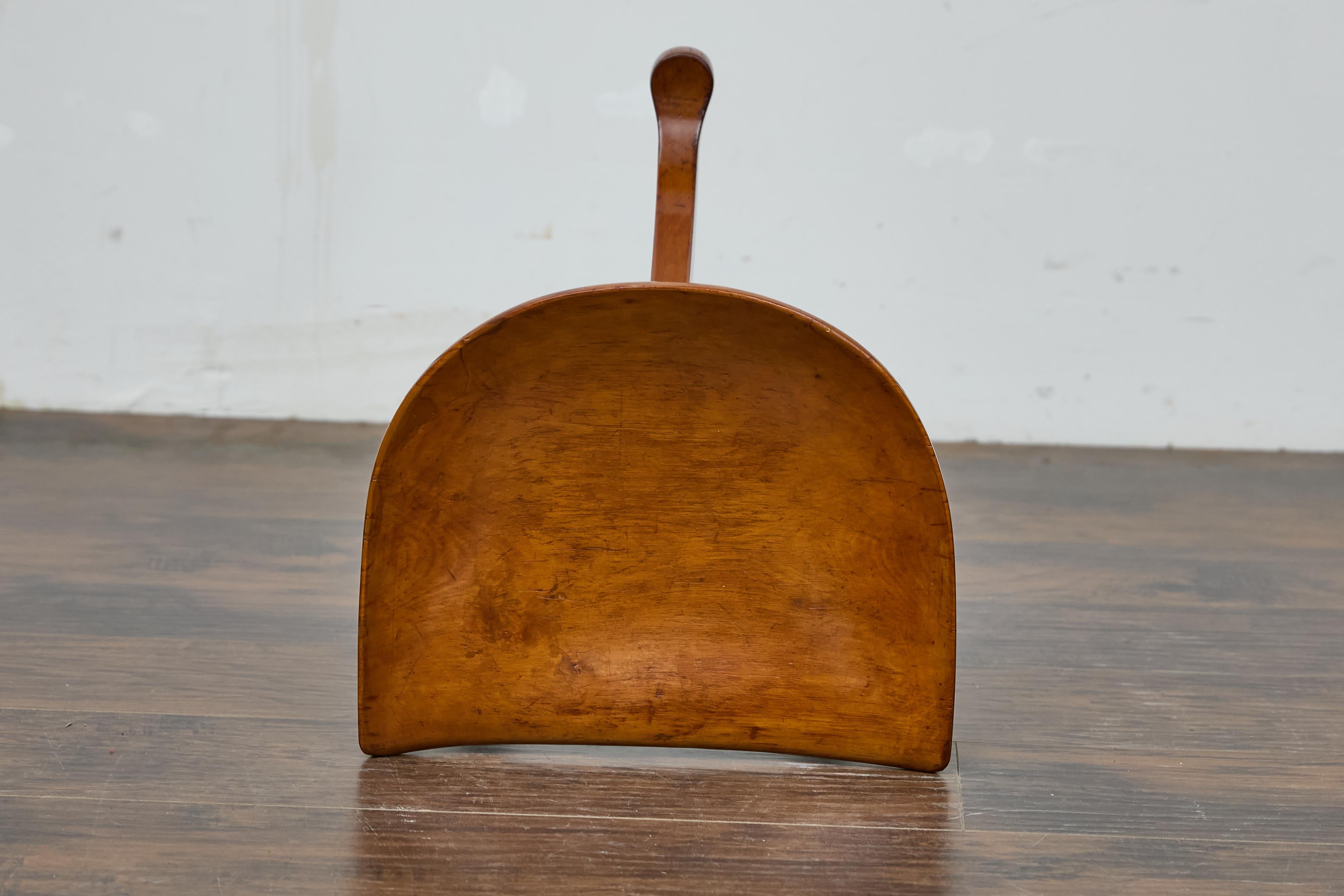English Liberty & Co. Sgabello Thebes in noce con base a treppiede, fine secolo in vendita 1